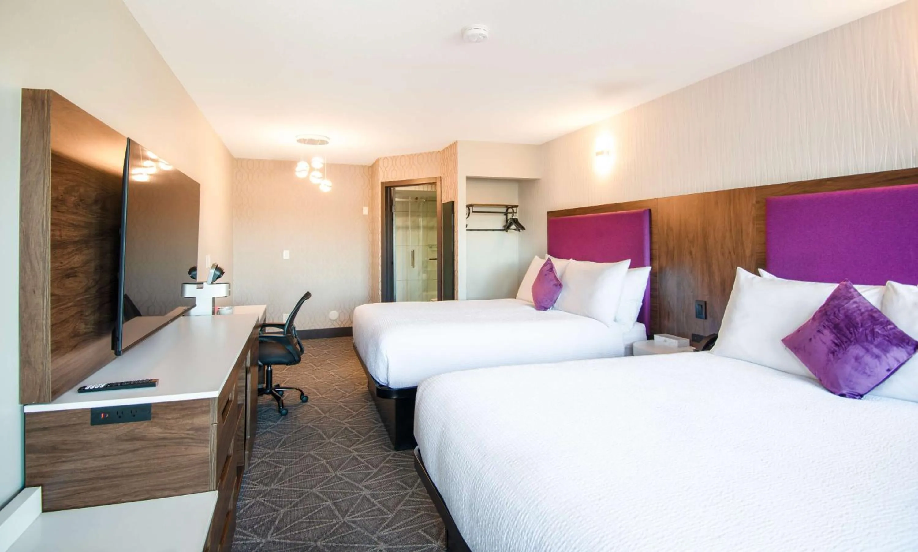 Bedroom, Bed in Coast Courtenay Hotel