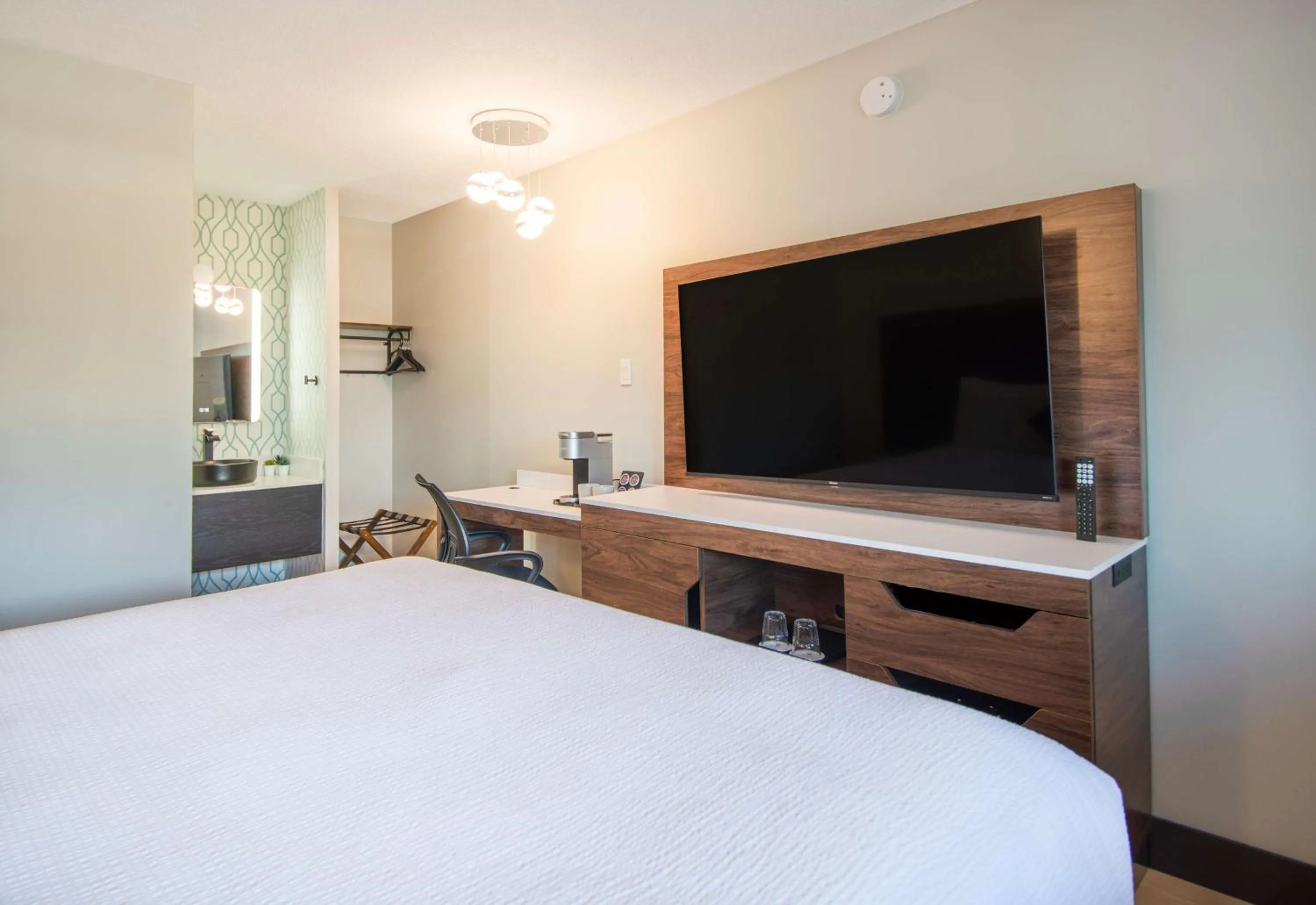 Bedroom, Bed in Coast Courtenay Hotel