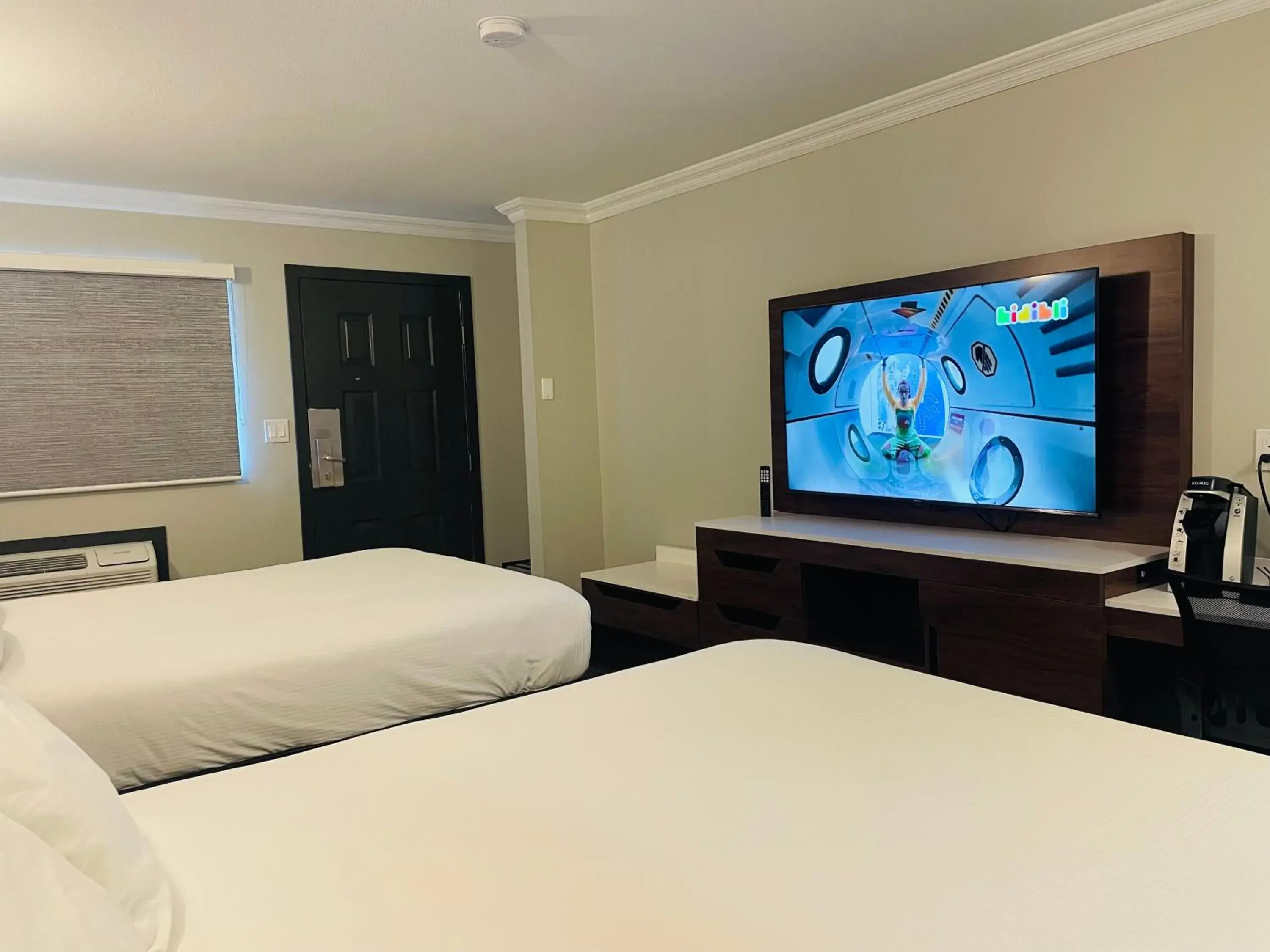 TV and multimedia, Bed in Travelodge by Wyndham Courtenay BC