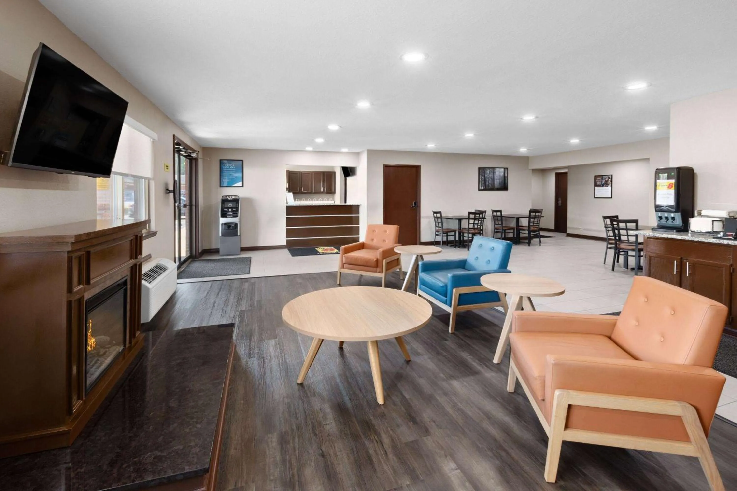Lobby or reception in Super 8 by Wyndham Fairmont