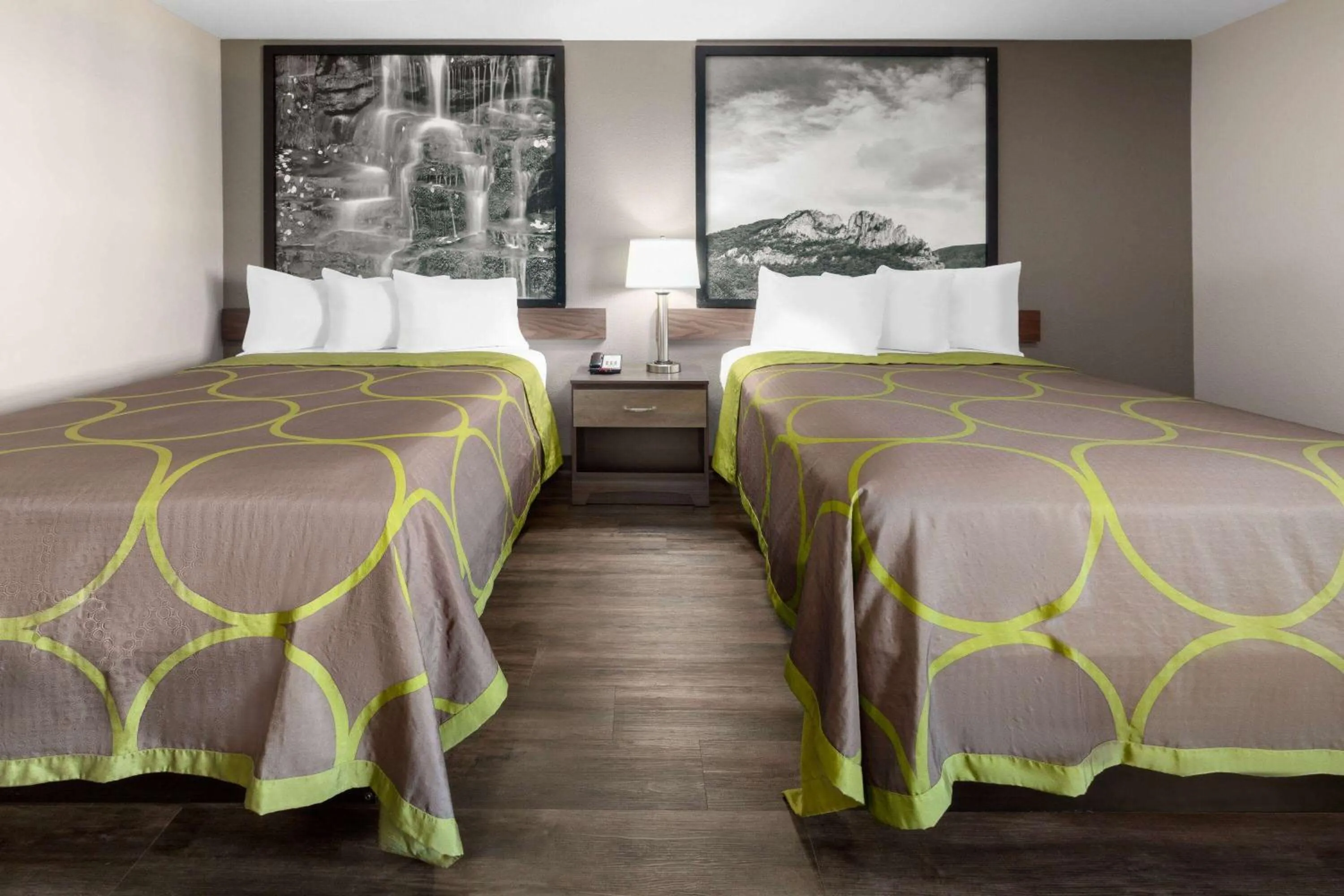 Photo of the whole room, Bed in Super 8 by Wyndham Fairmont