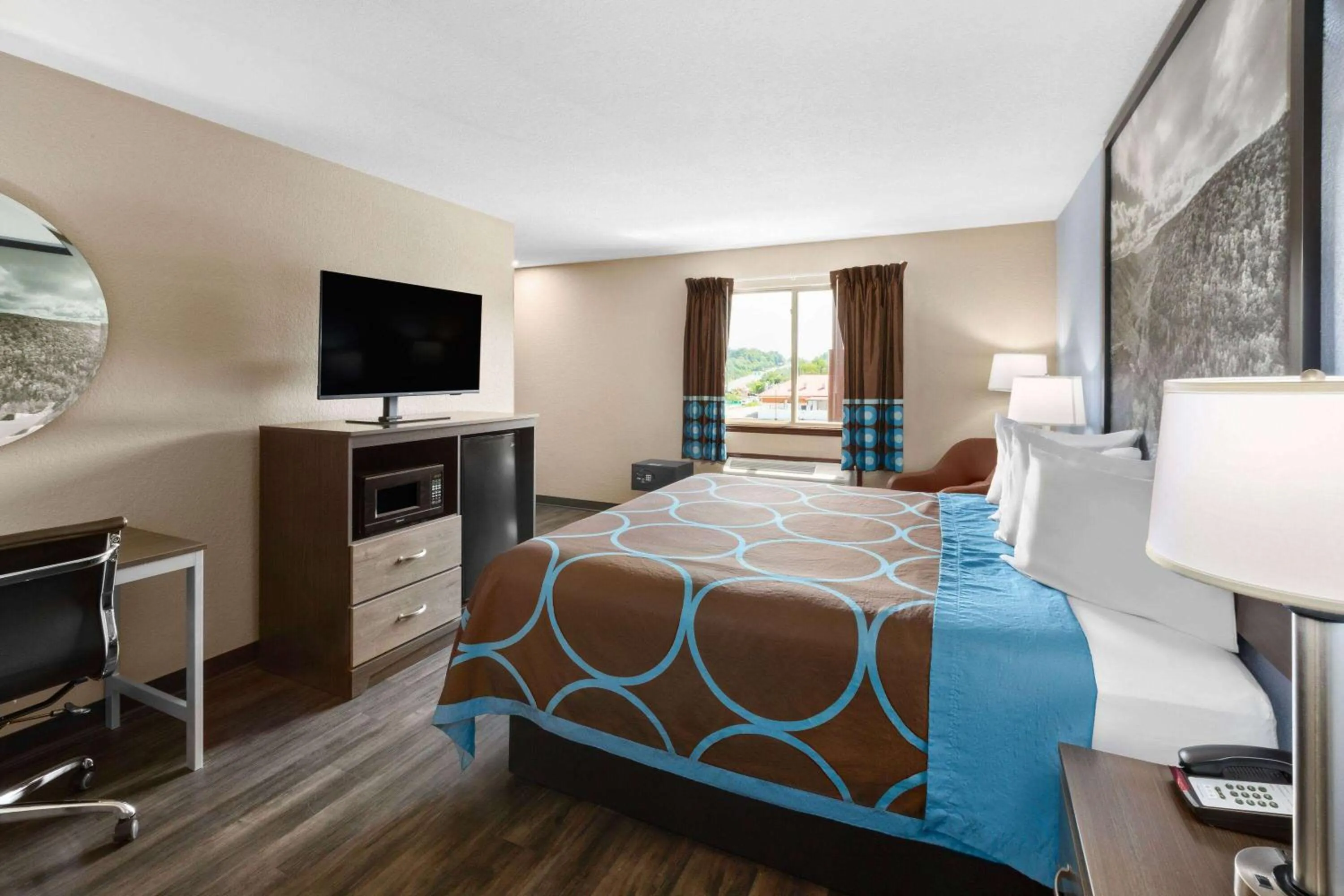 Photo of the whole room, Bed in Super 8 by Wyndham Fairmont