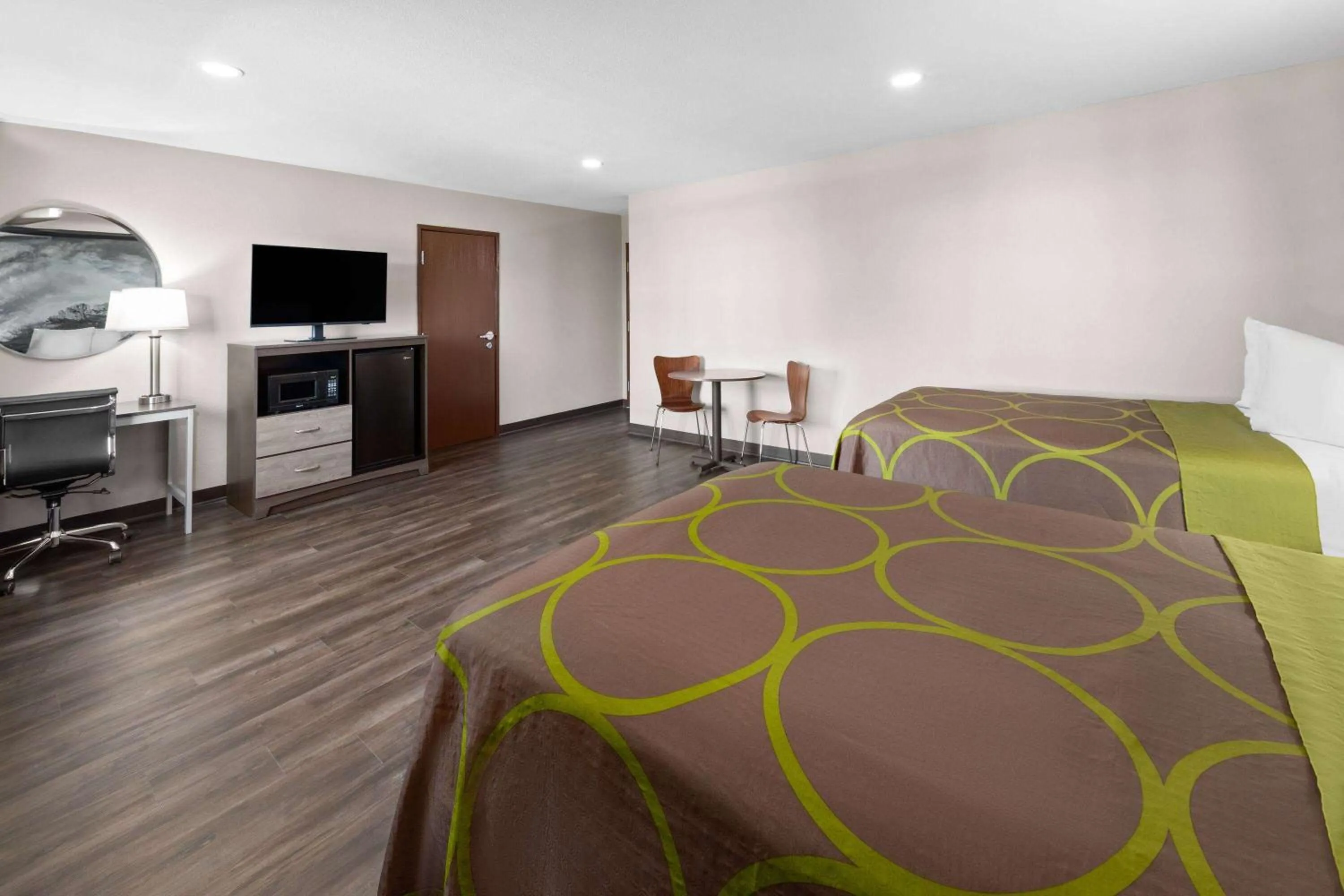 Photo of the whole room, Bed in Super 8 by Wyndham Fairmont