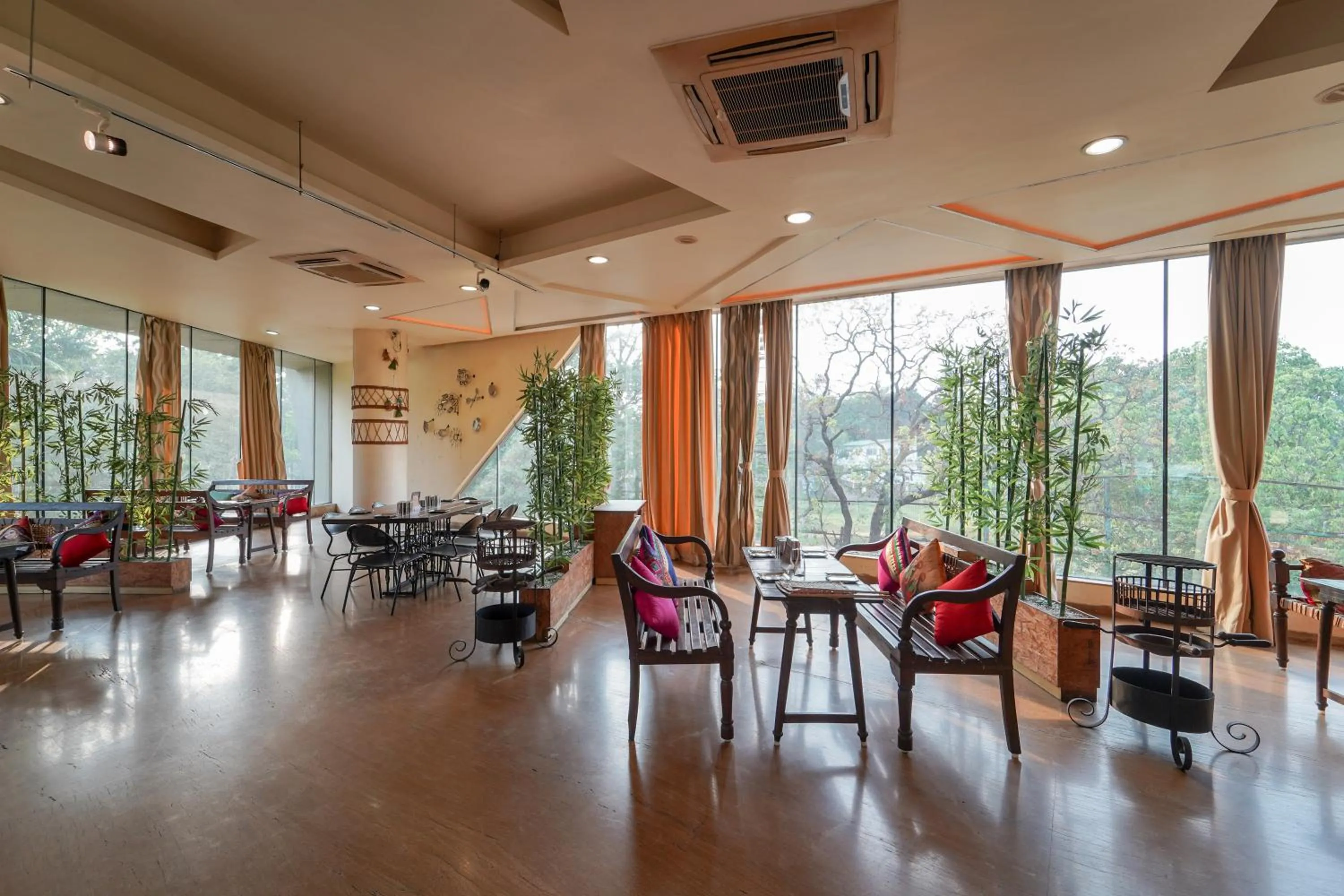Restaurant/places to eat in Triose Boutique Hotel Lonavala