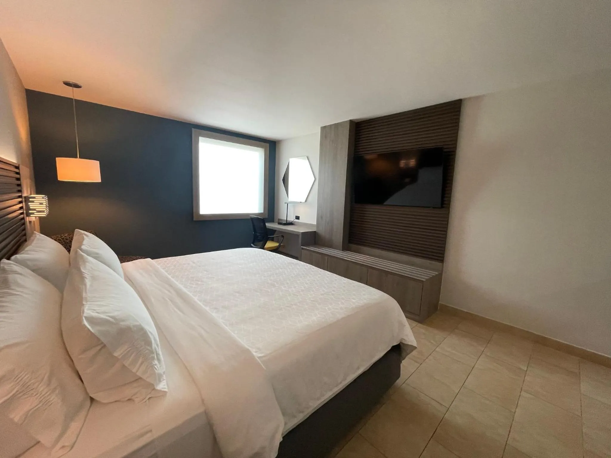 Photo of the whole room, Bed in Holiday Inn Express Mérida by IHG