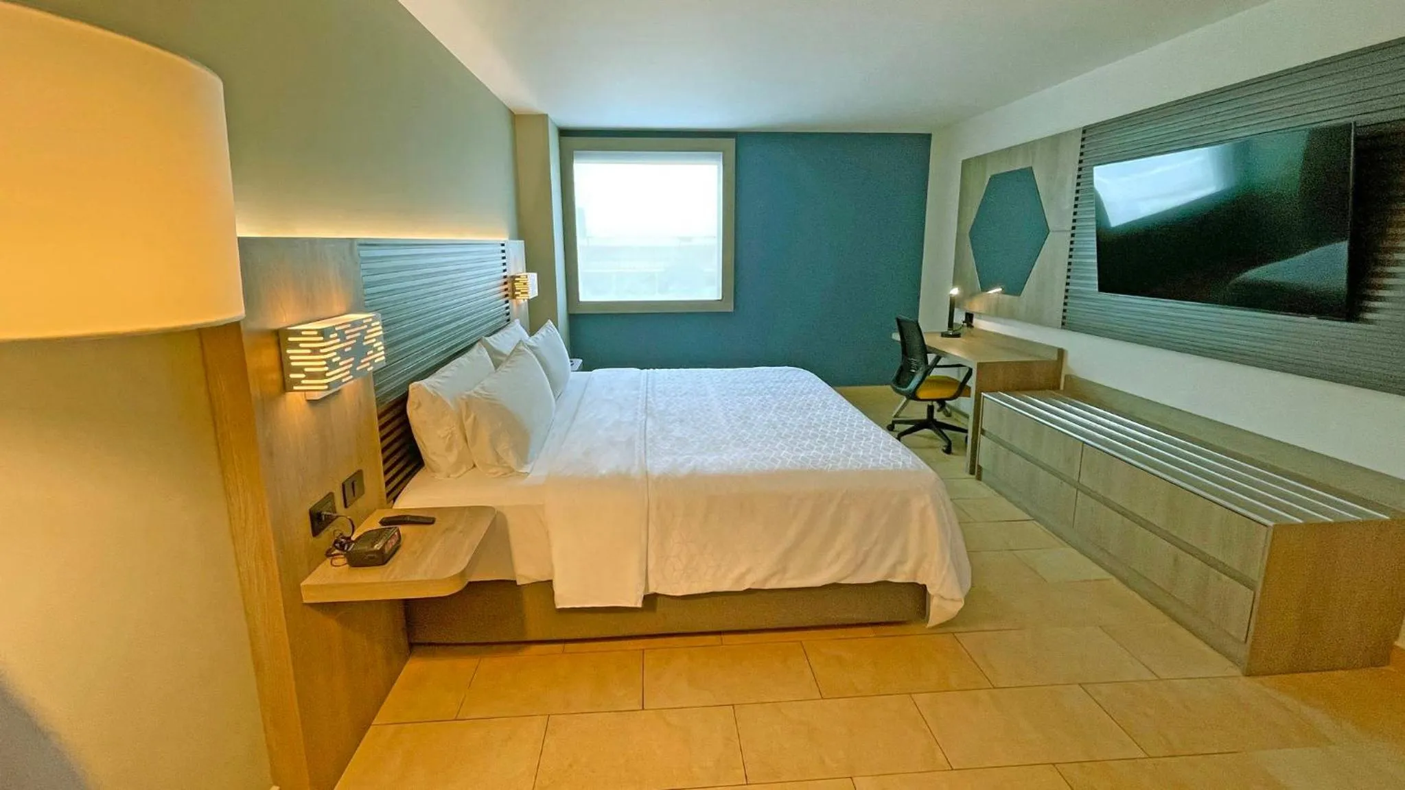 Photo of the whole room, Bed in Holiday Inn Express Mérida by IHG