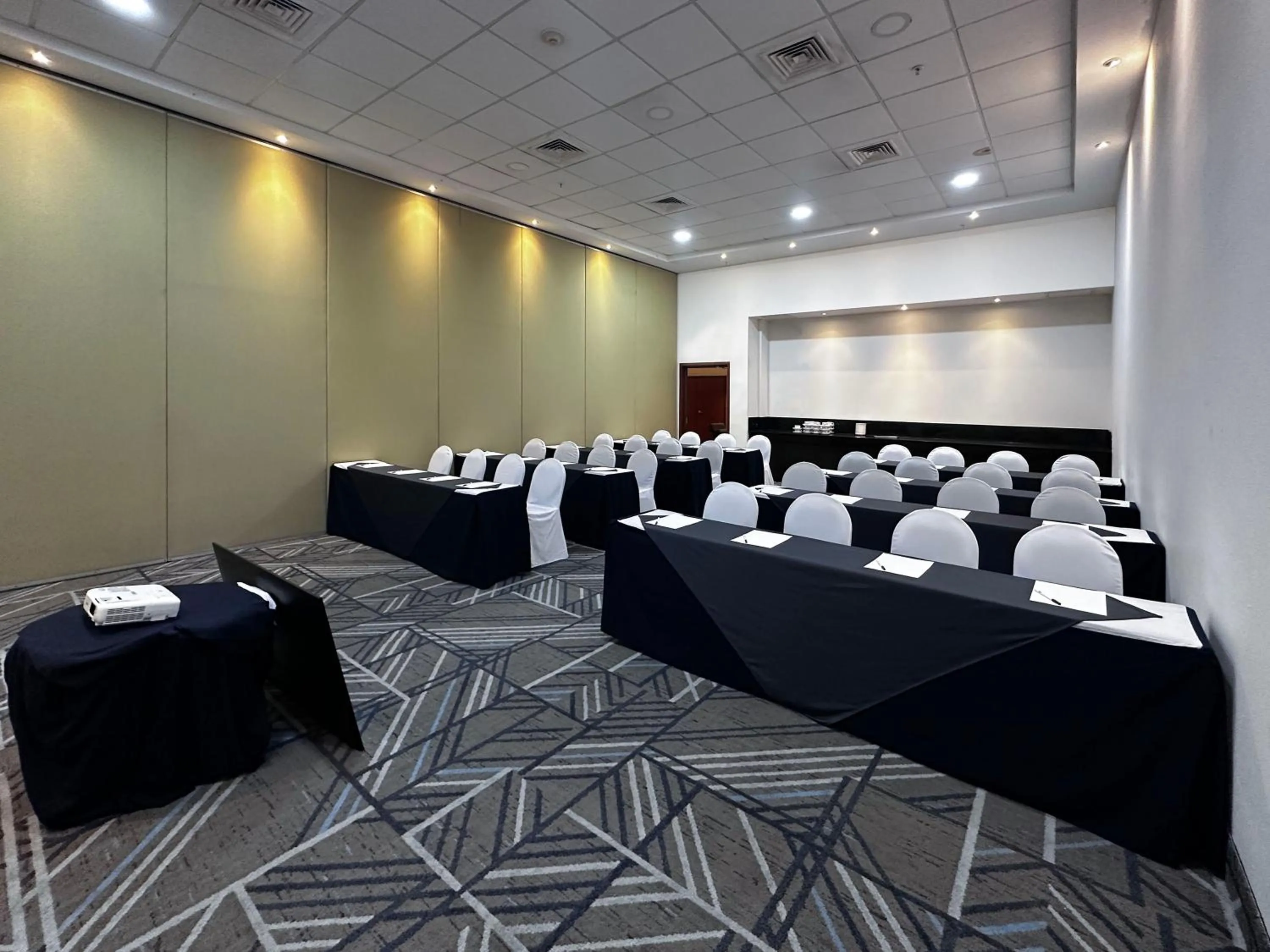 Meeting/conference room in Holiday Inn Express Mérida by IHG