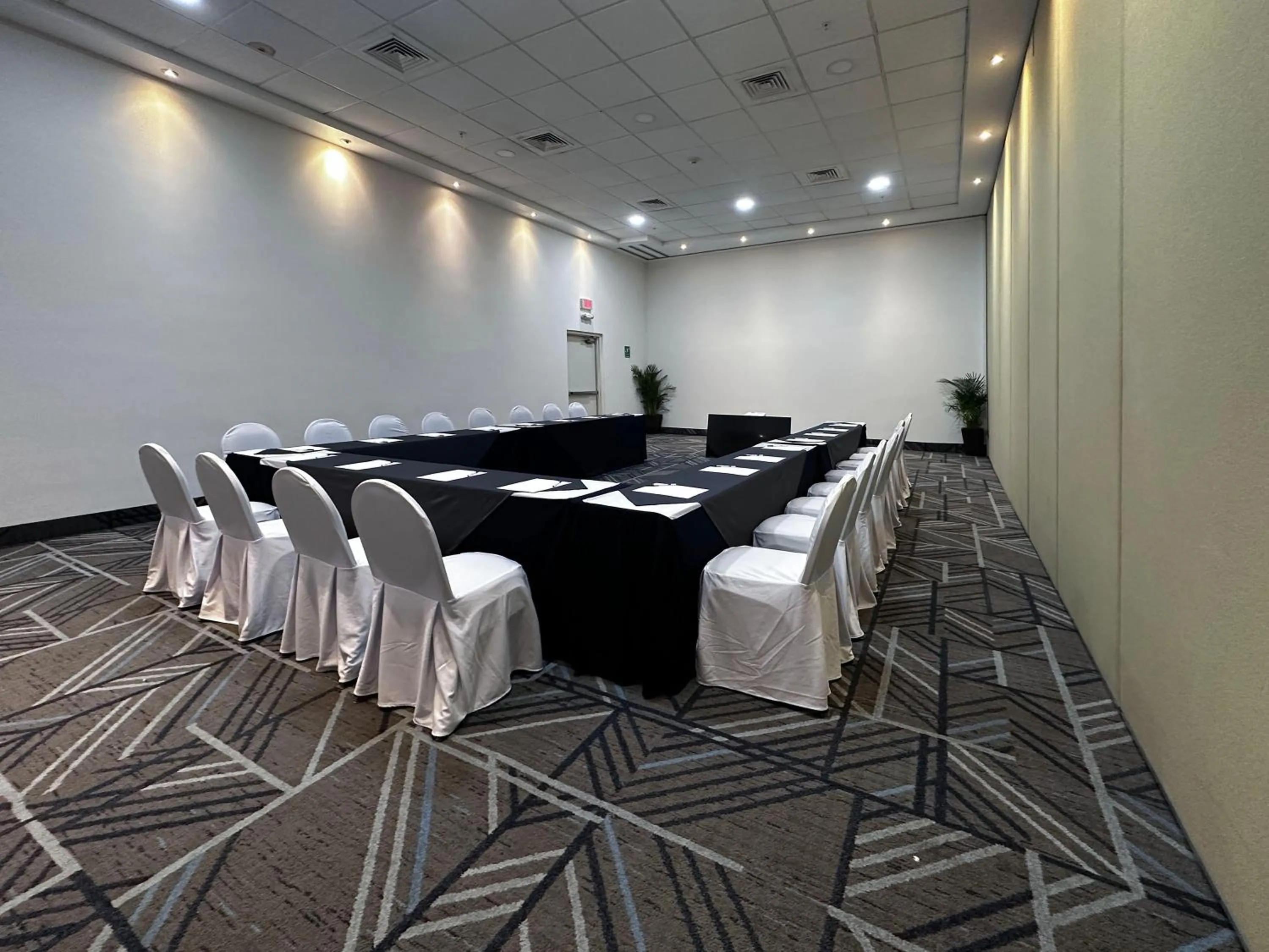 Meeting/conference room in Holiday Inn Express Mérida by IHG