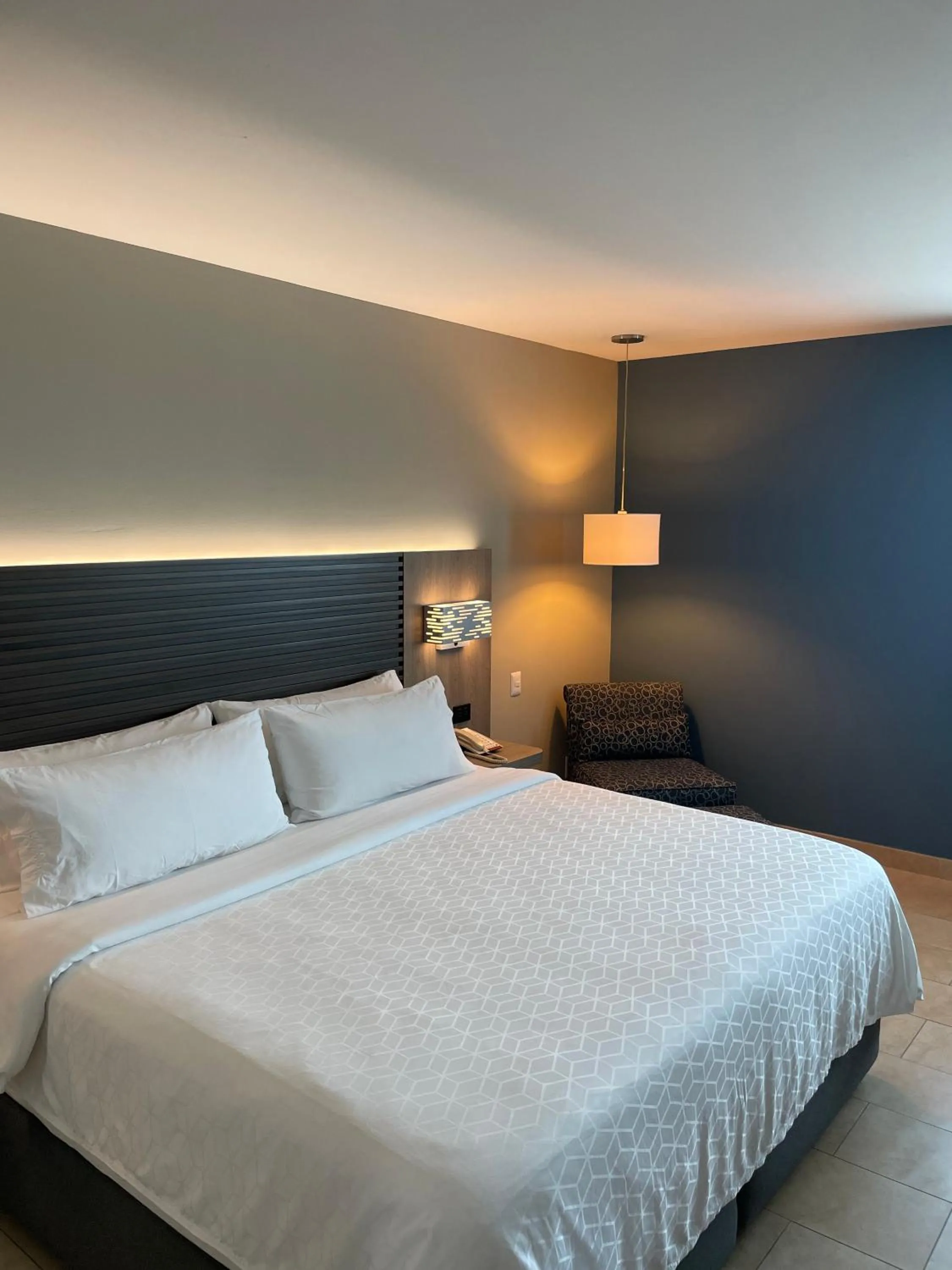 Bedroom, Bed in Holiday Inn Express Mérida by IHG