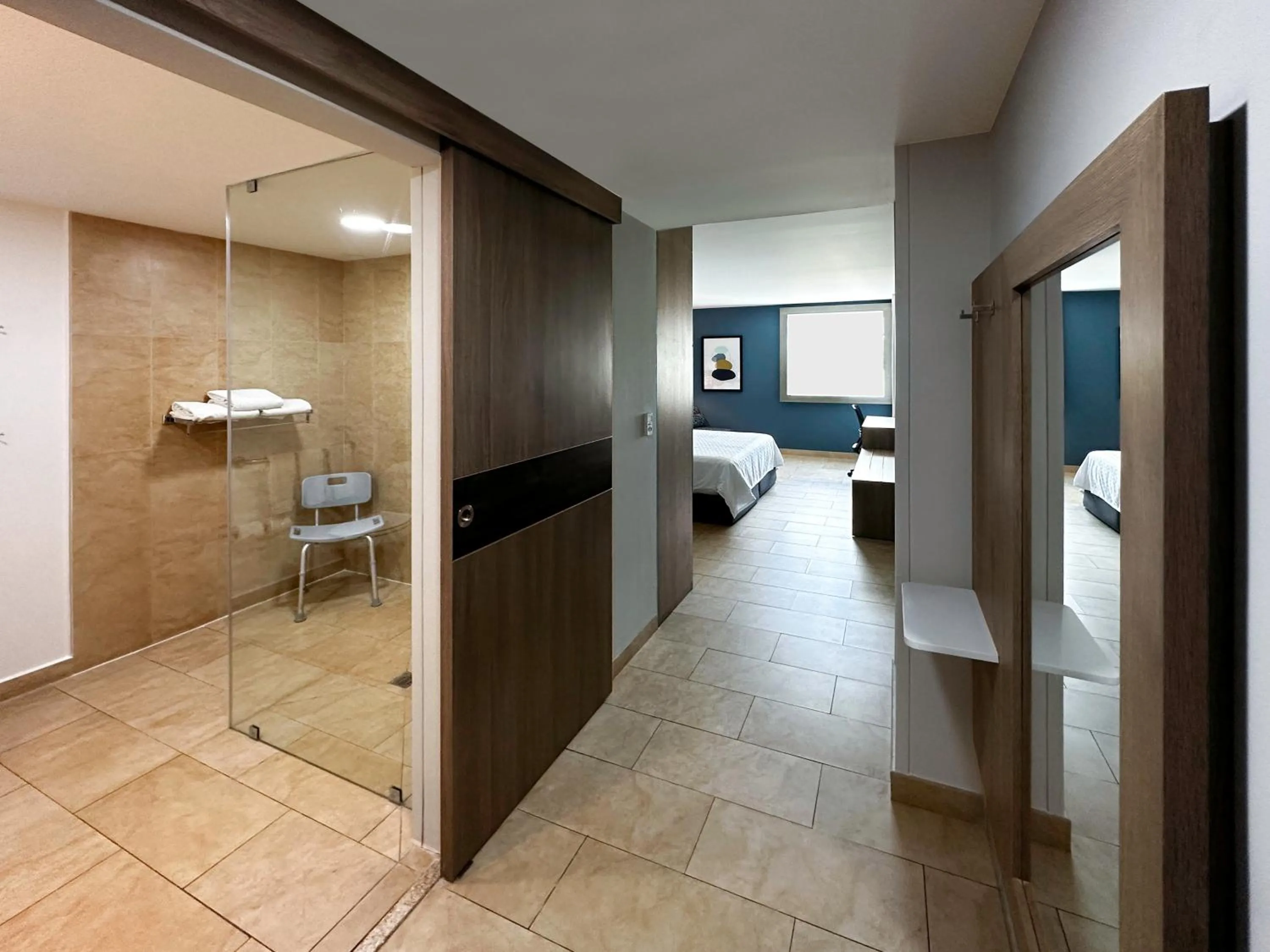 Shower, Bed in Holiday Inn Express Mérida by IHG