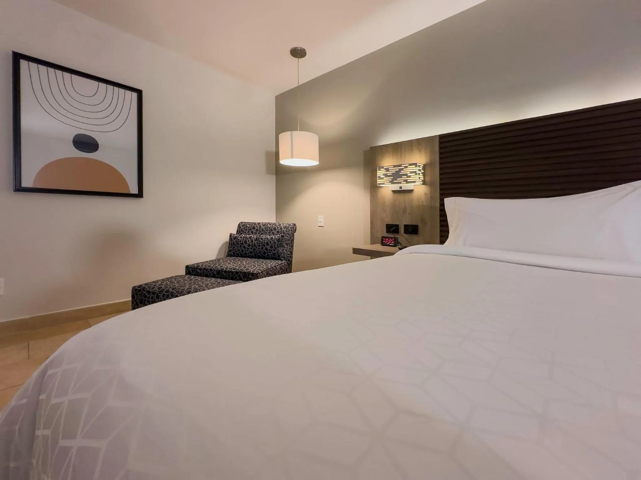 Photo of the whole room, Bed in Holiday Inn Express Mérida by IHG