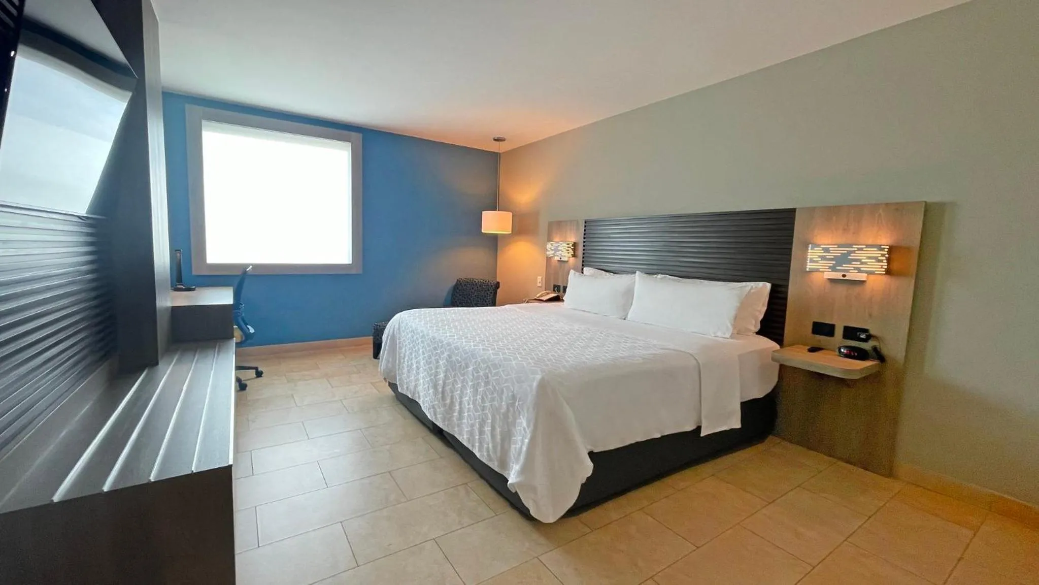 Photo of the whole room, Bed in Holiday Inn Express Mérida by IHG