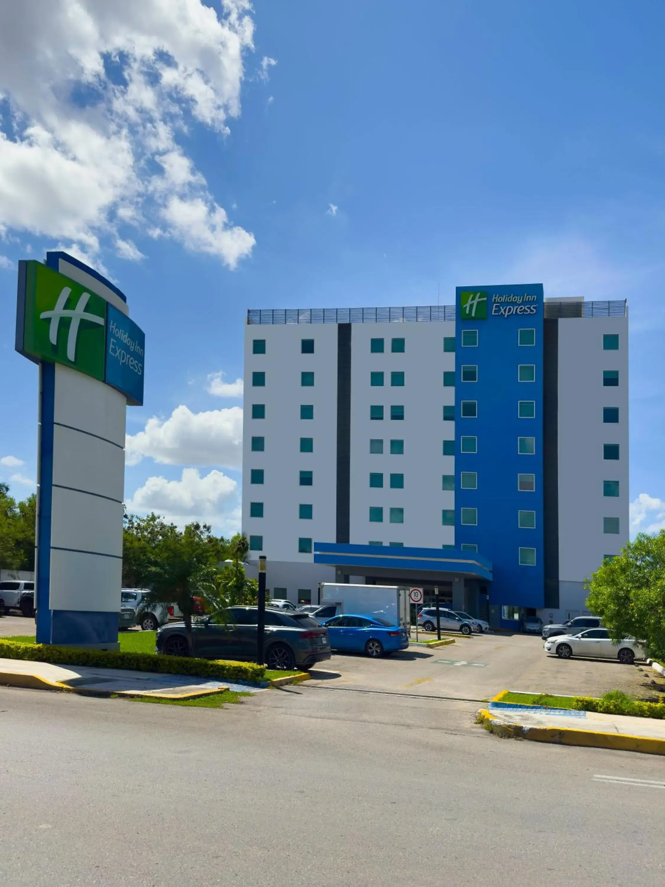 Facade/entrance in Holiday Inn Express Mérida by IHG Facade/entrance in Holiday Inn Express Mérida by IHG