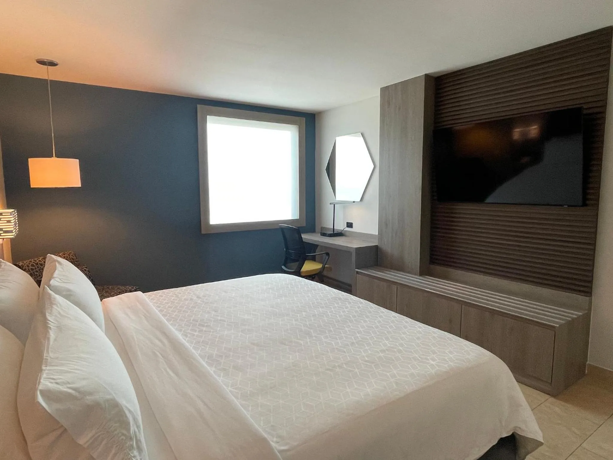 Photo of the whole room, Bed in Holiday Inn Express Mérida by IHG