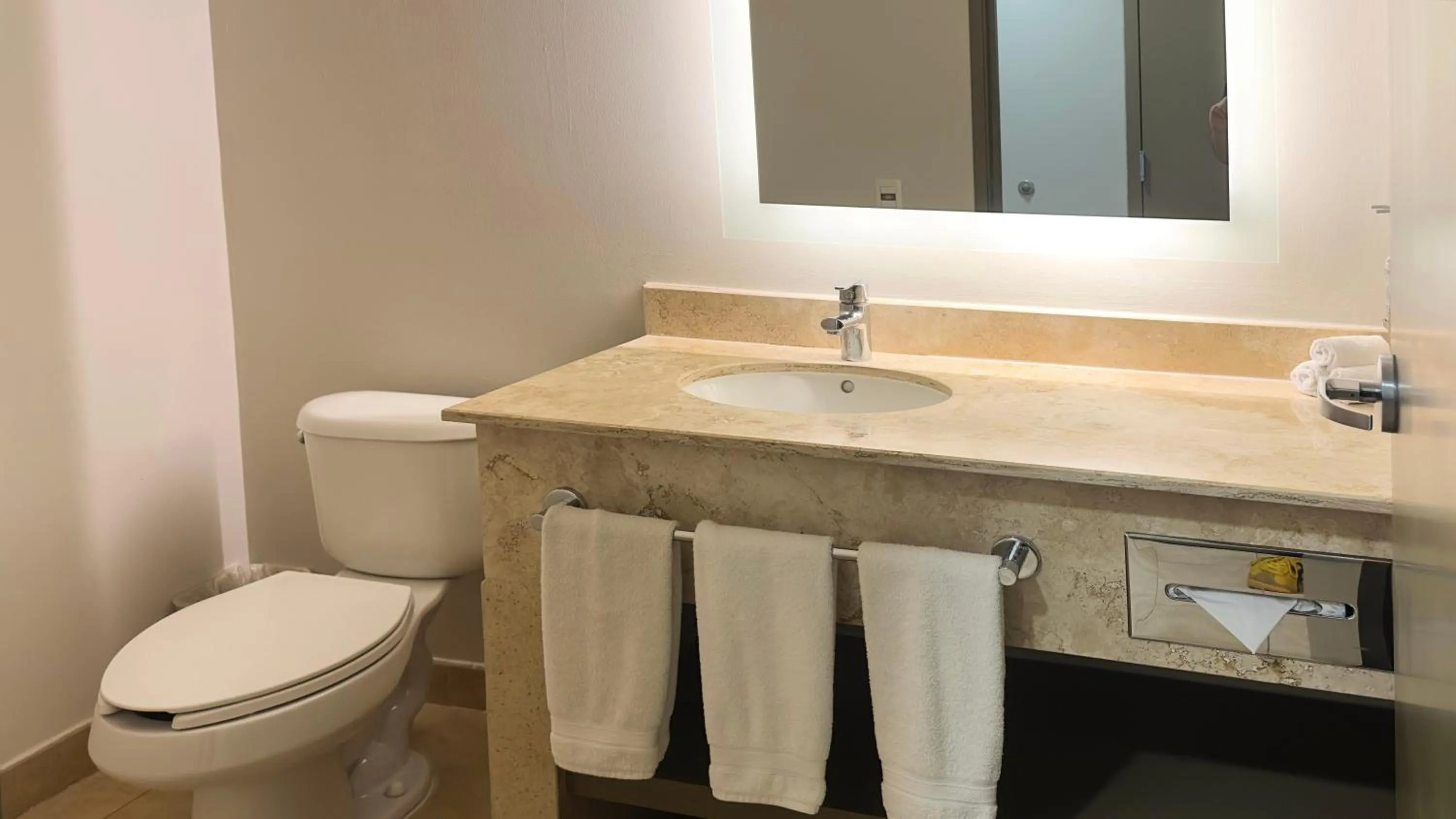 Bathroom in Holiday Inn Express Mérida by IHG