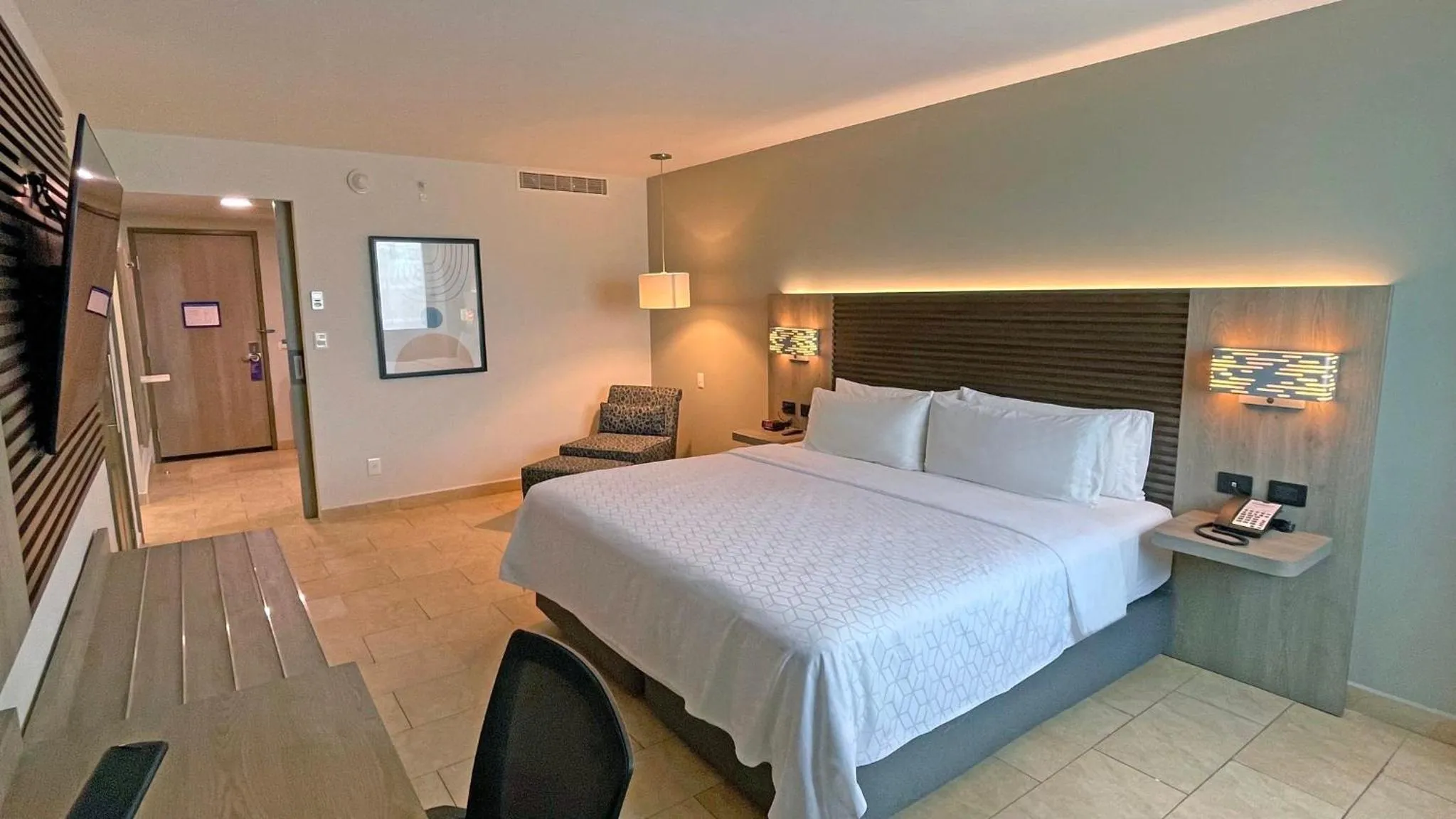 Photo of the whole room, Bed in Holiday Inn Express Mérida by IHG