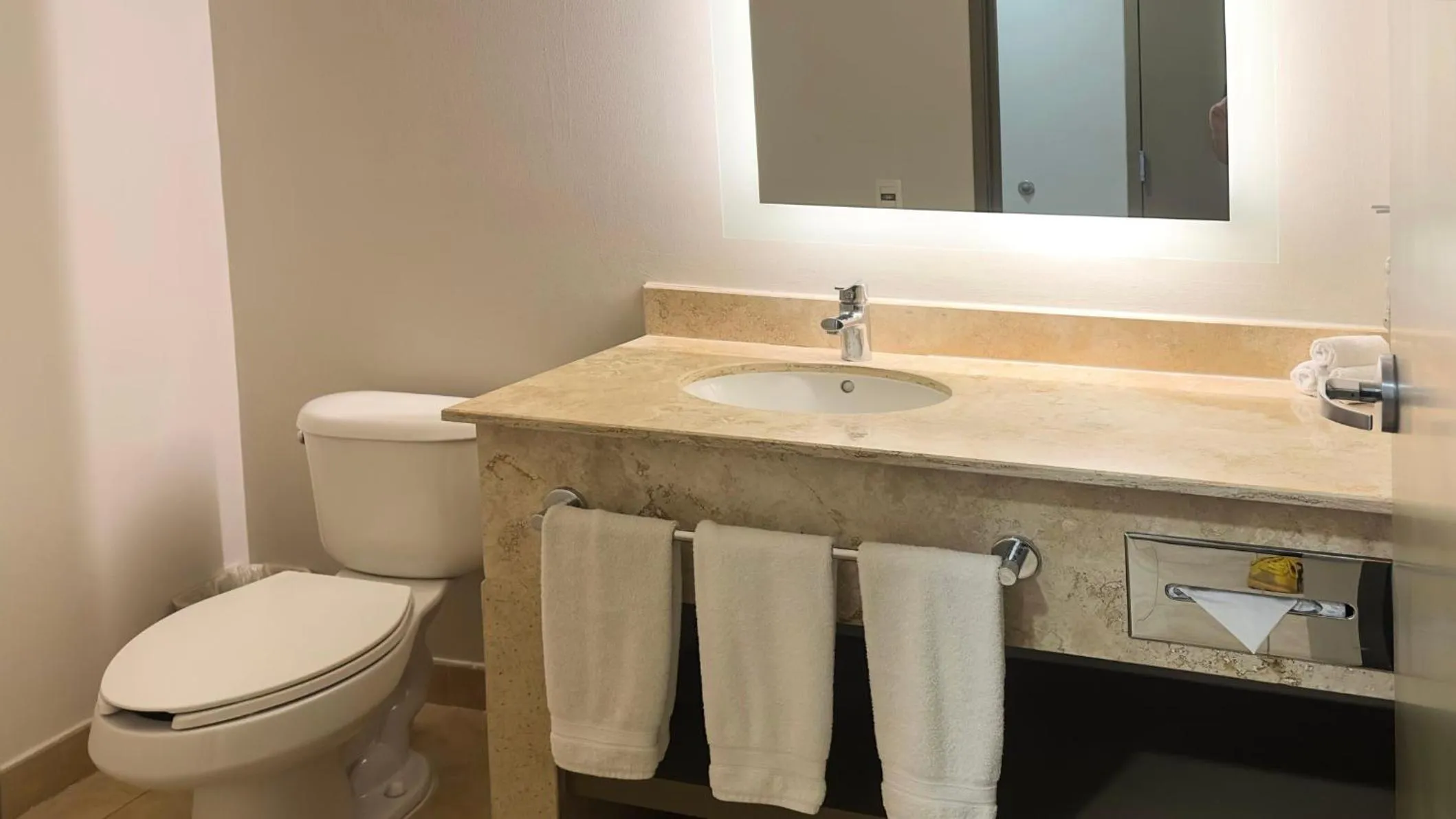 Photo of the whole room in Holiday Inn Express Mérida by IHG