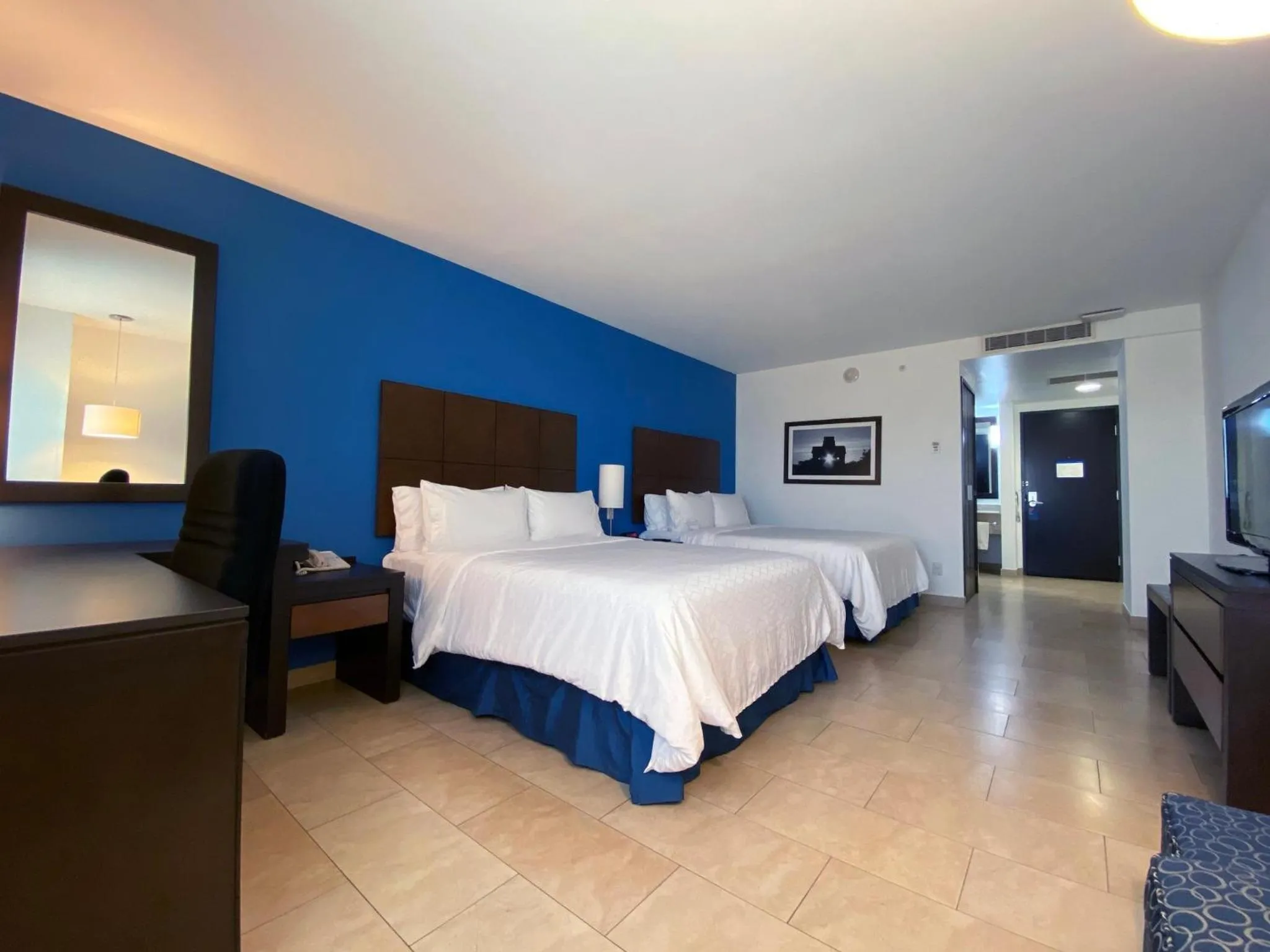 Photo of the whole room, Bed in Holiday Inn Express Mérida by IHG
