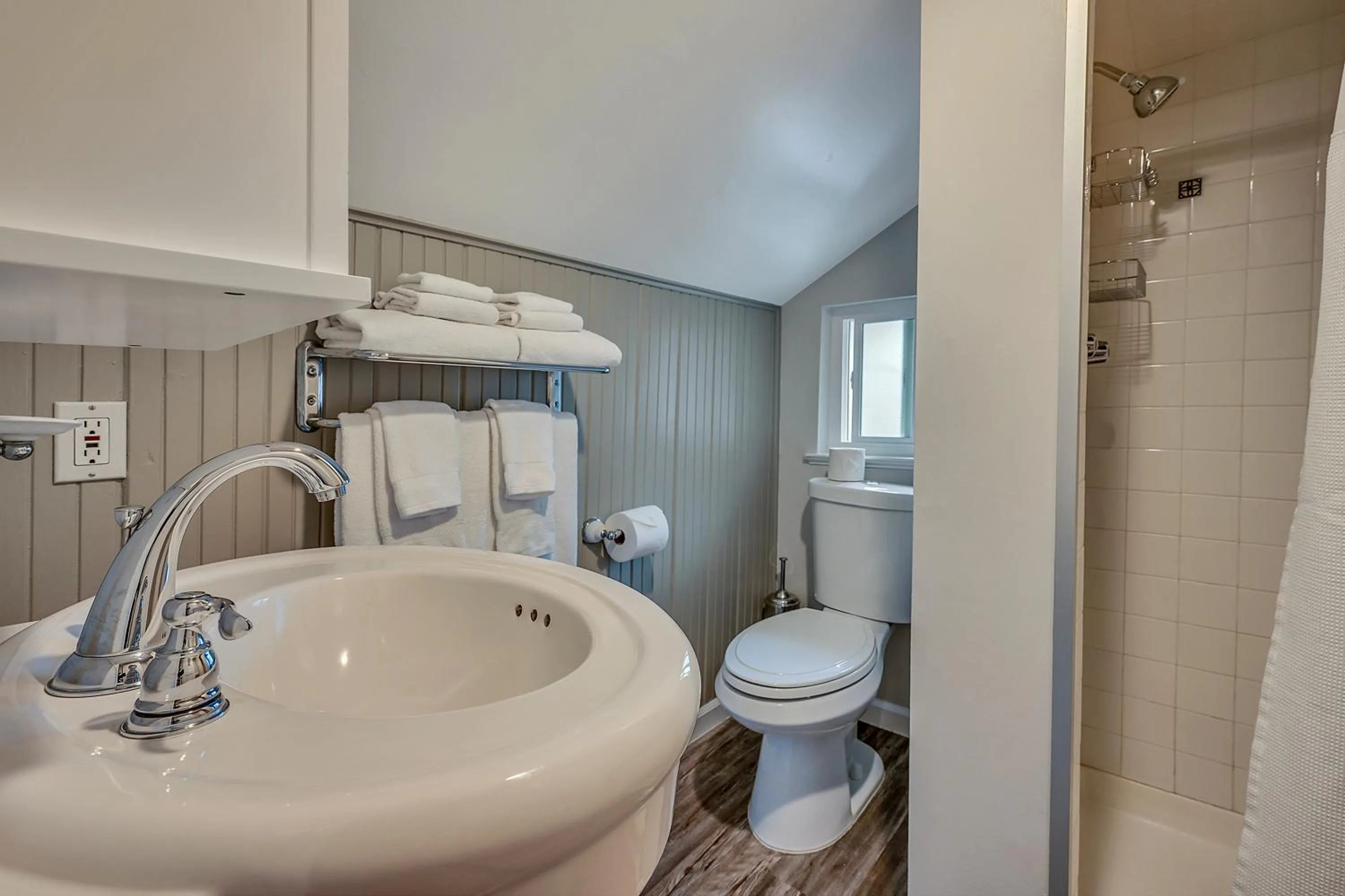 Shower in Calistoga Wine Way Inn