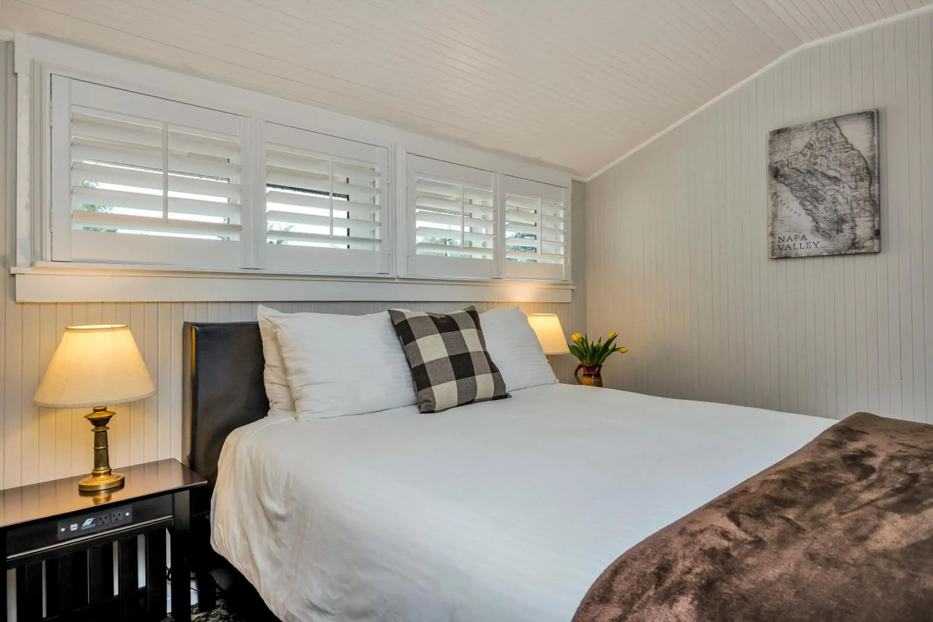 Bed in Calistoga Wine Way Inn Bed in Calistoga Wine Way Inn