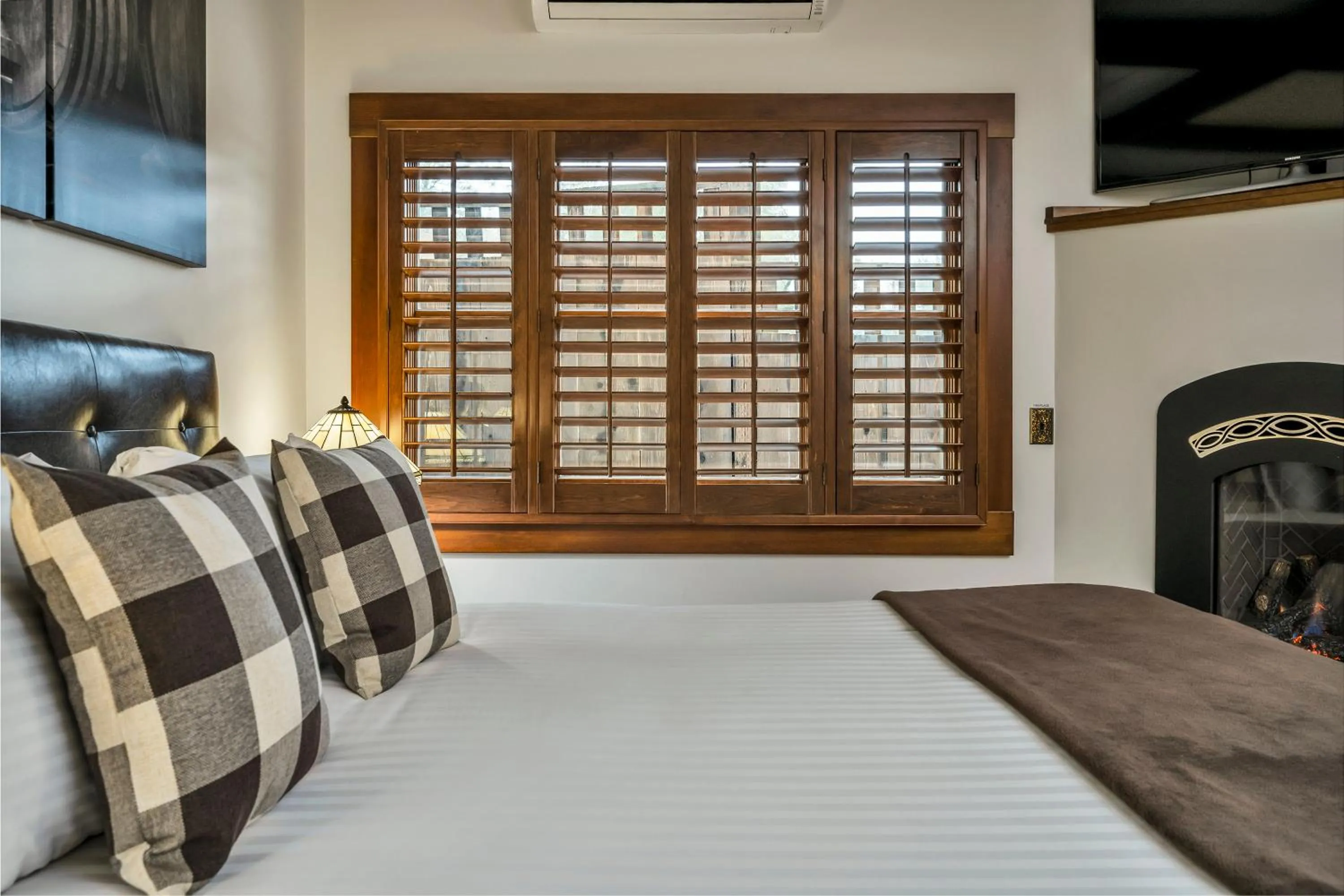 Bed in Calistoga Wine Way Inn