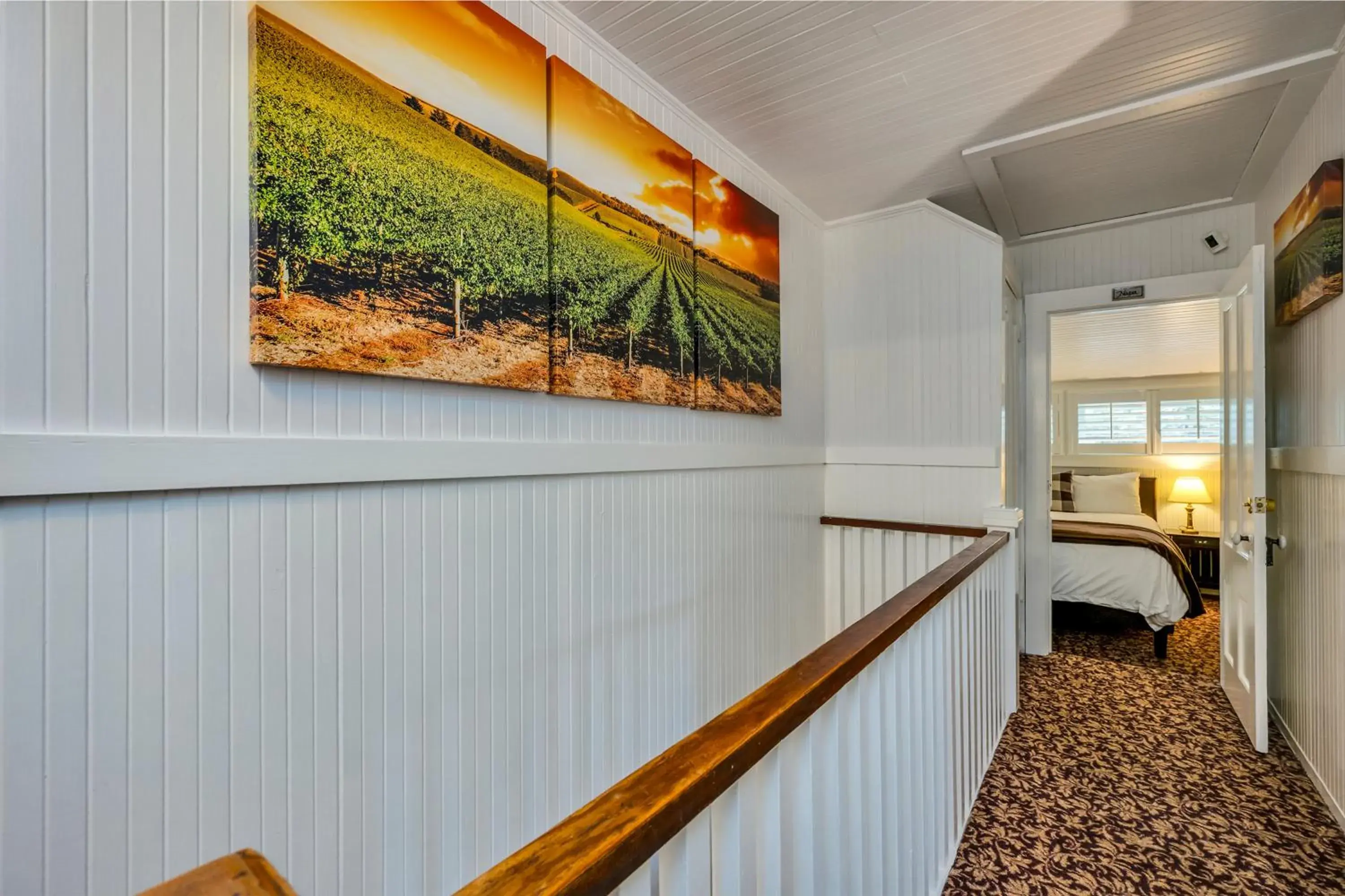 Property building, Bed in Calistoga Wine Way Inn Property building, Bed in Calistoga Wine Way Inn