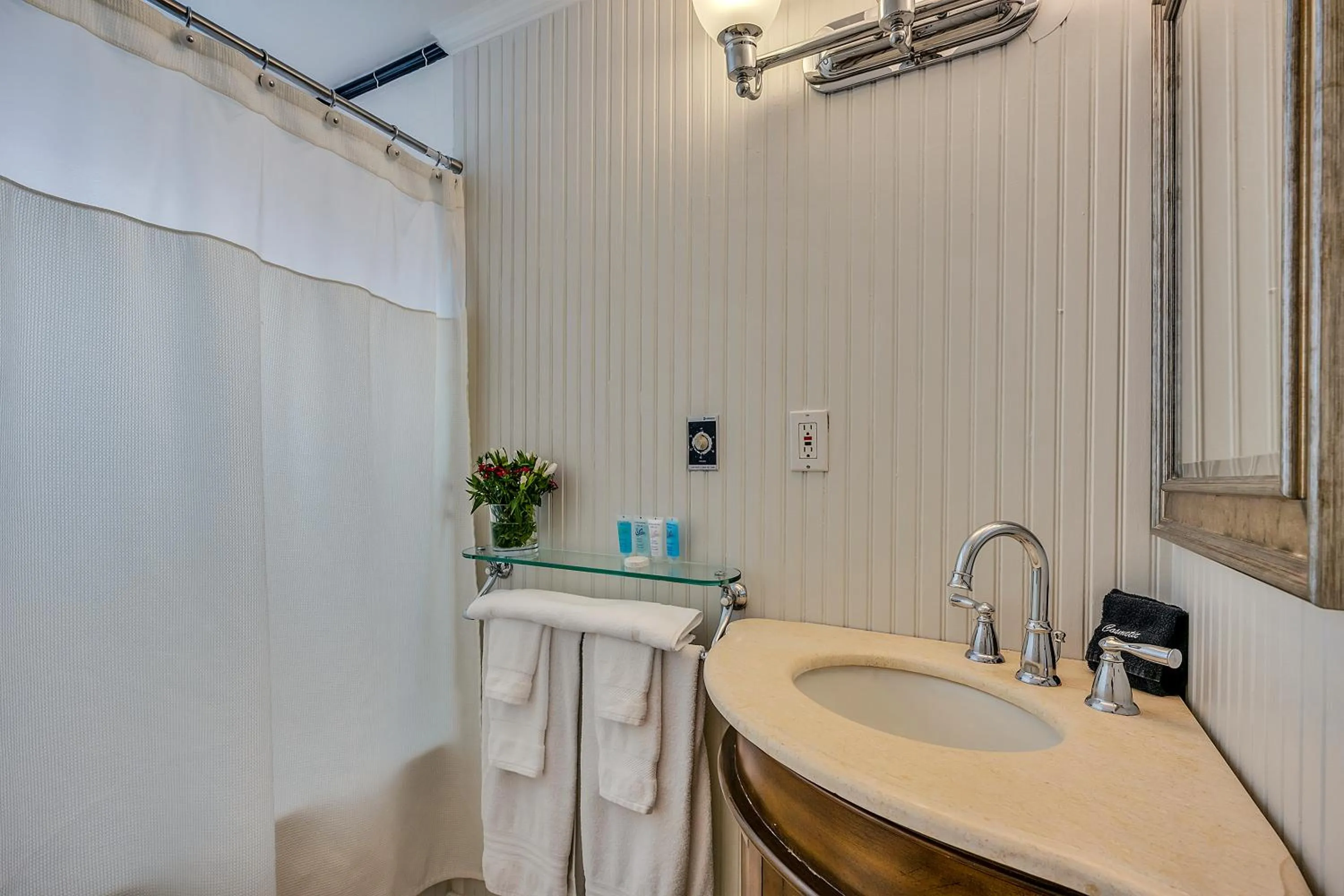 Shower in Calistoga Wine Way Inn