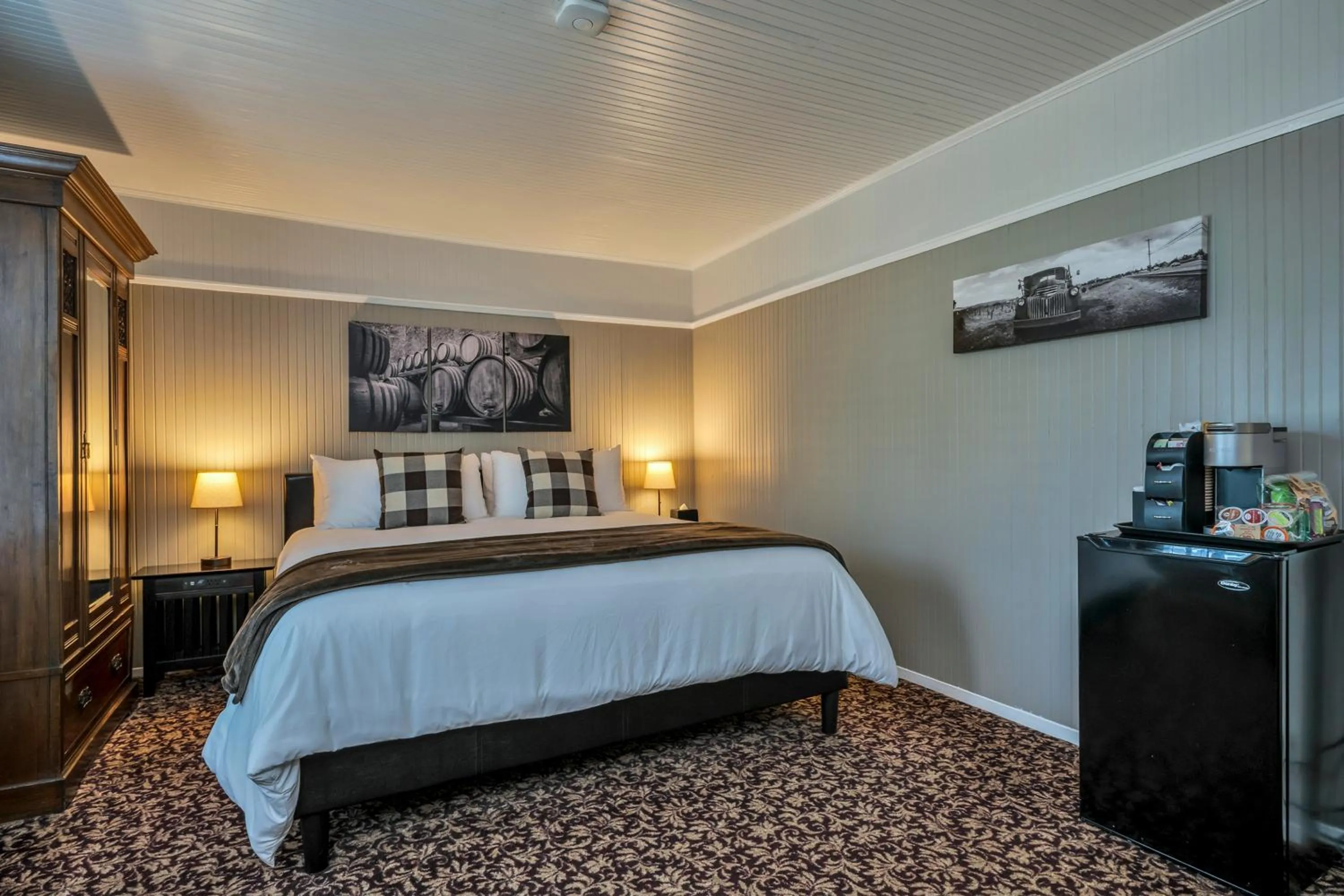 Bed in Calistoga Wine Way Inn