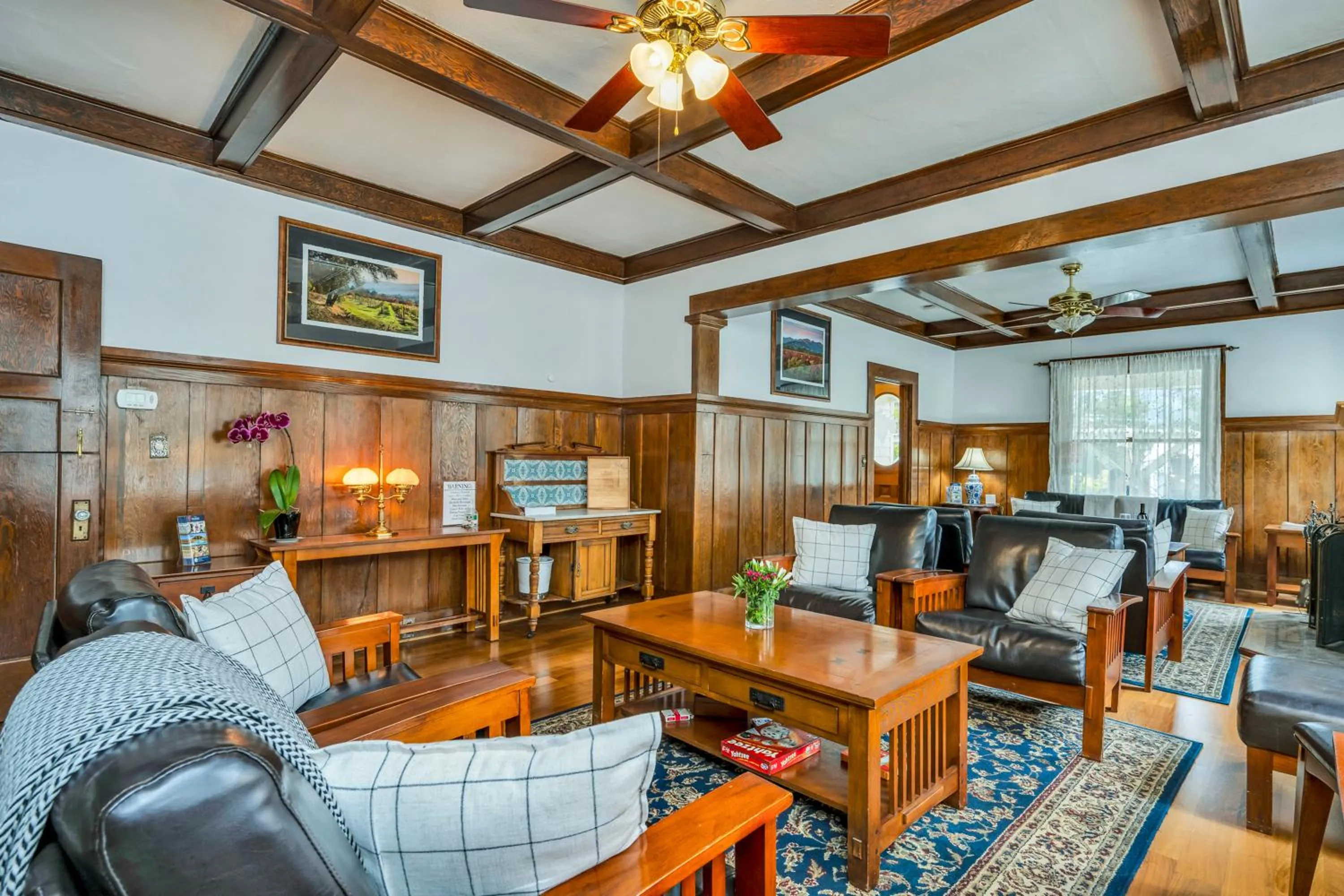Living room in Calistoga Wine Way Inn