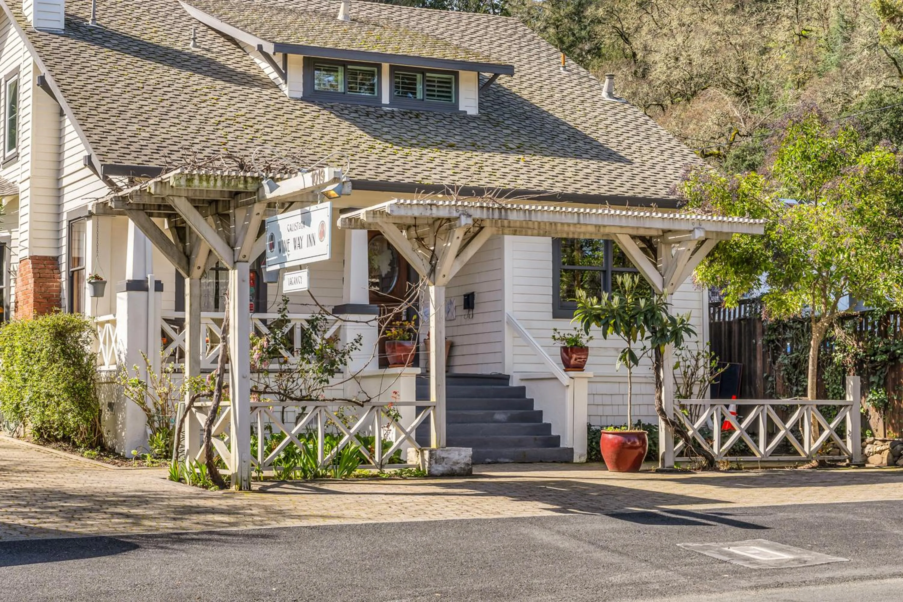 Property building in Calistoga Wine Way Inn