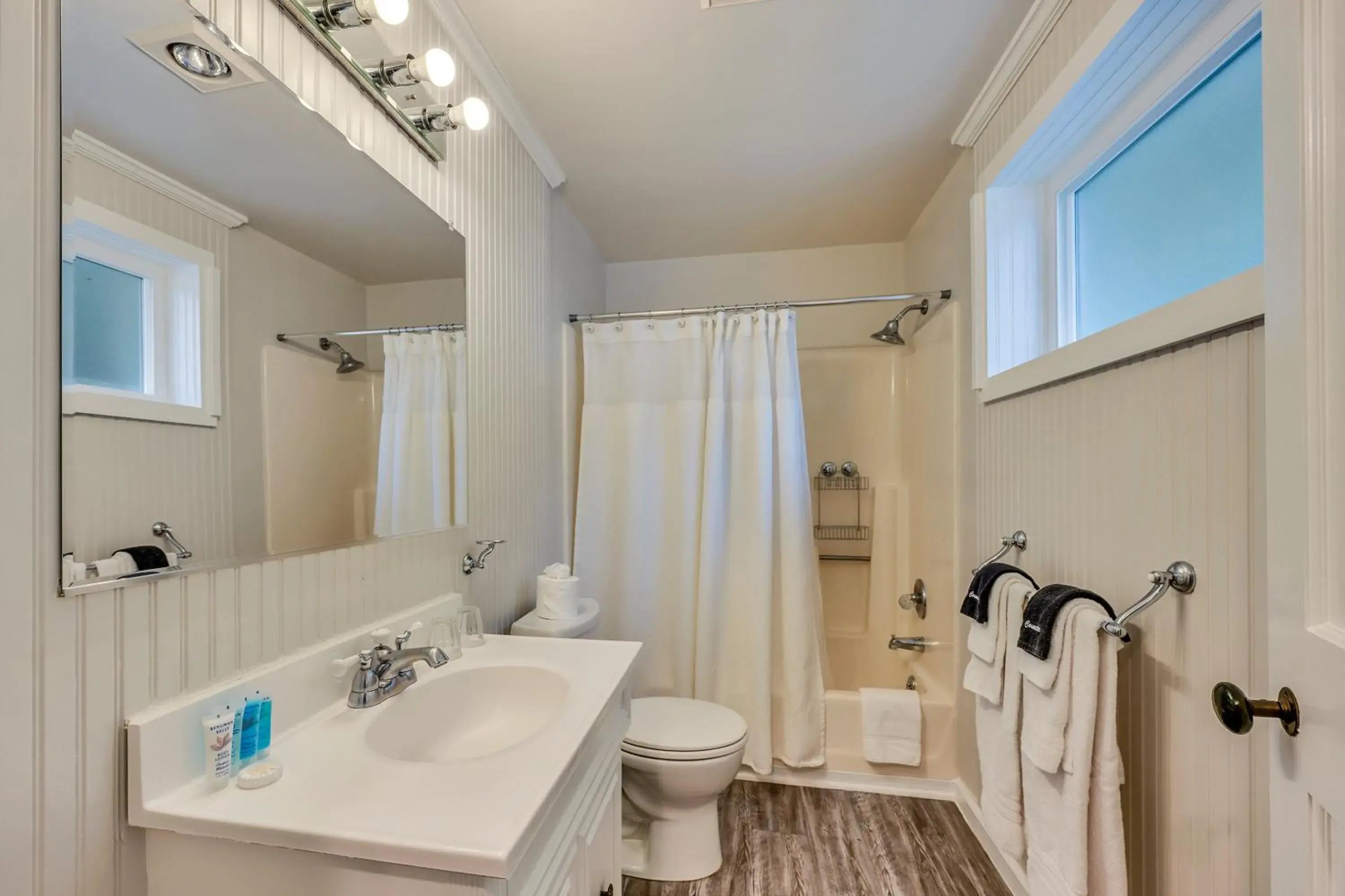 Shower in Calistoga Wine Way Inn Shower in Calistoga Wine Way Inn