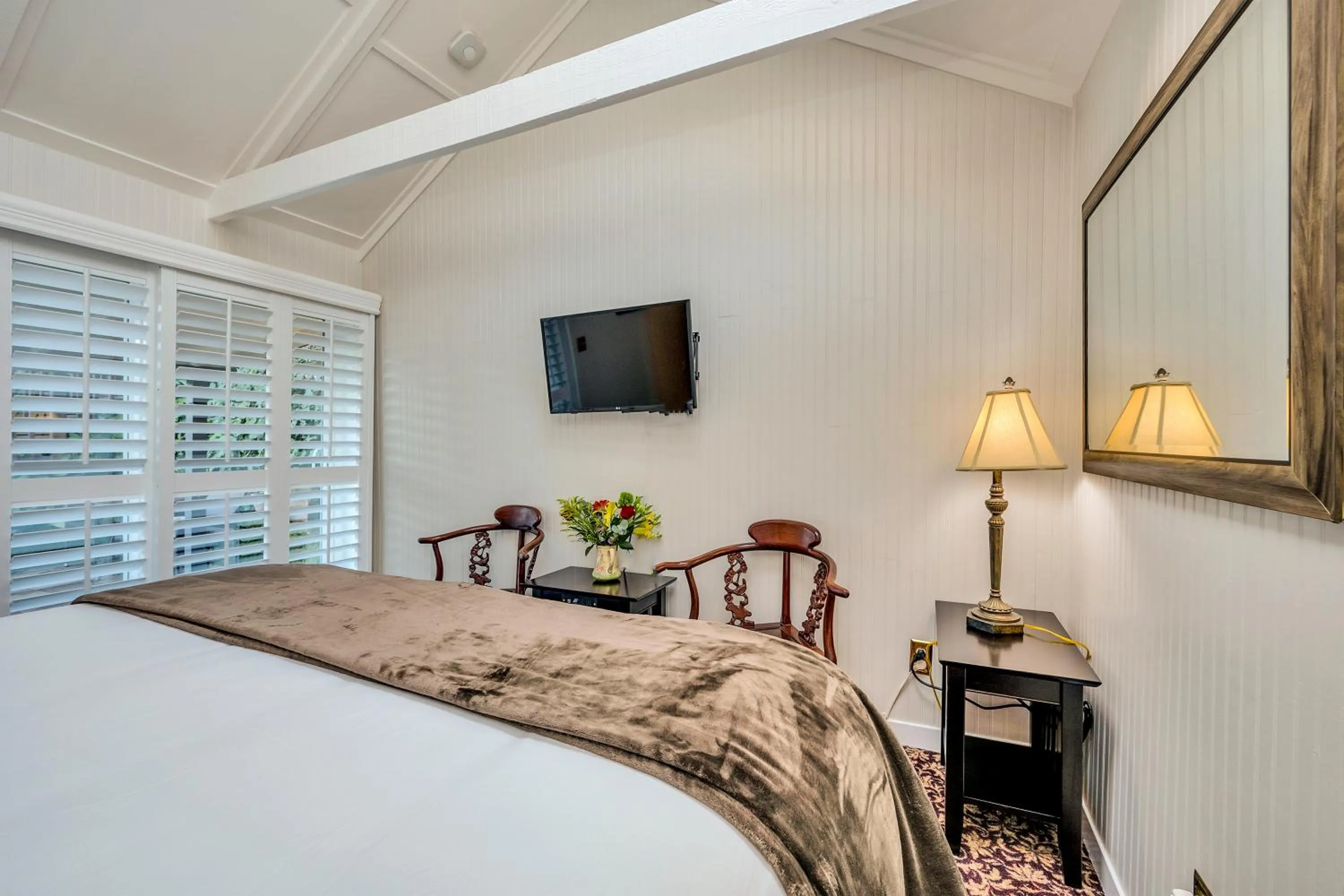 Bed in Calistoga Wine Way Inn