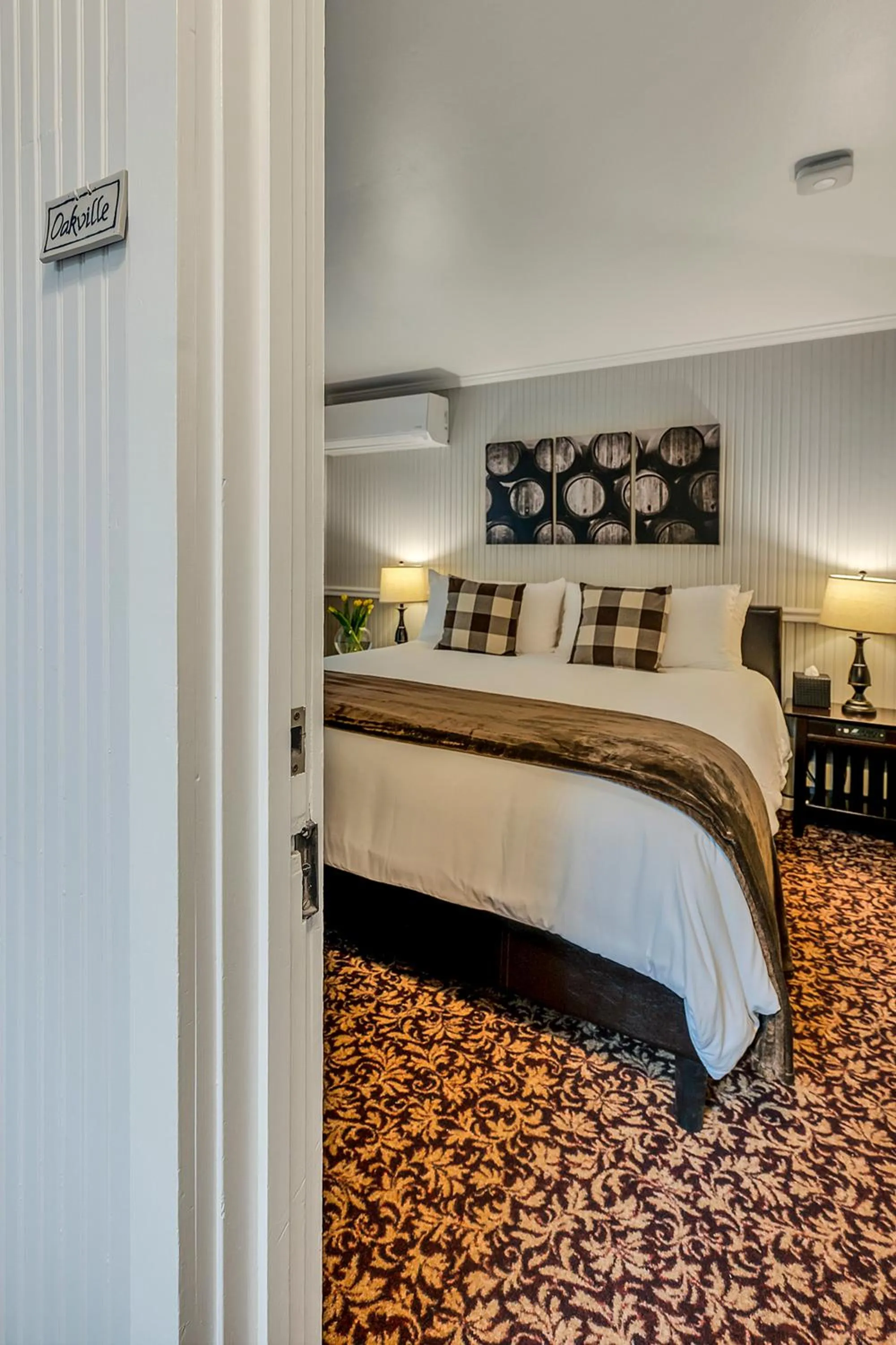 Bed in Calistoga Wine Way Inn