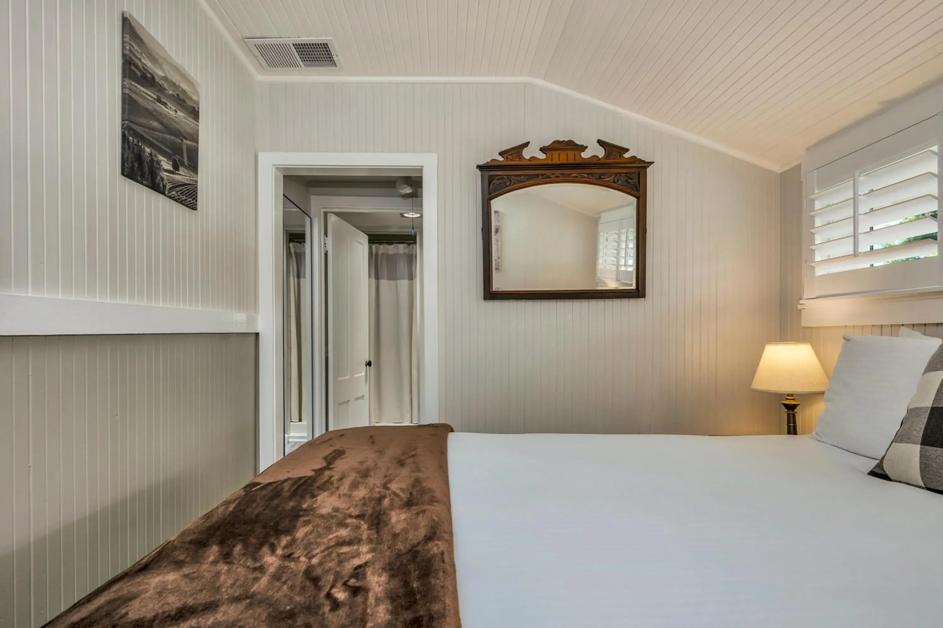 Bed in Calistoga Wine Way Inn Bed in Calistoga Wine Way Inn