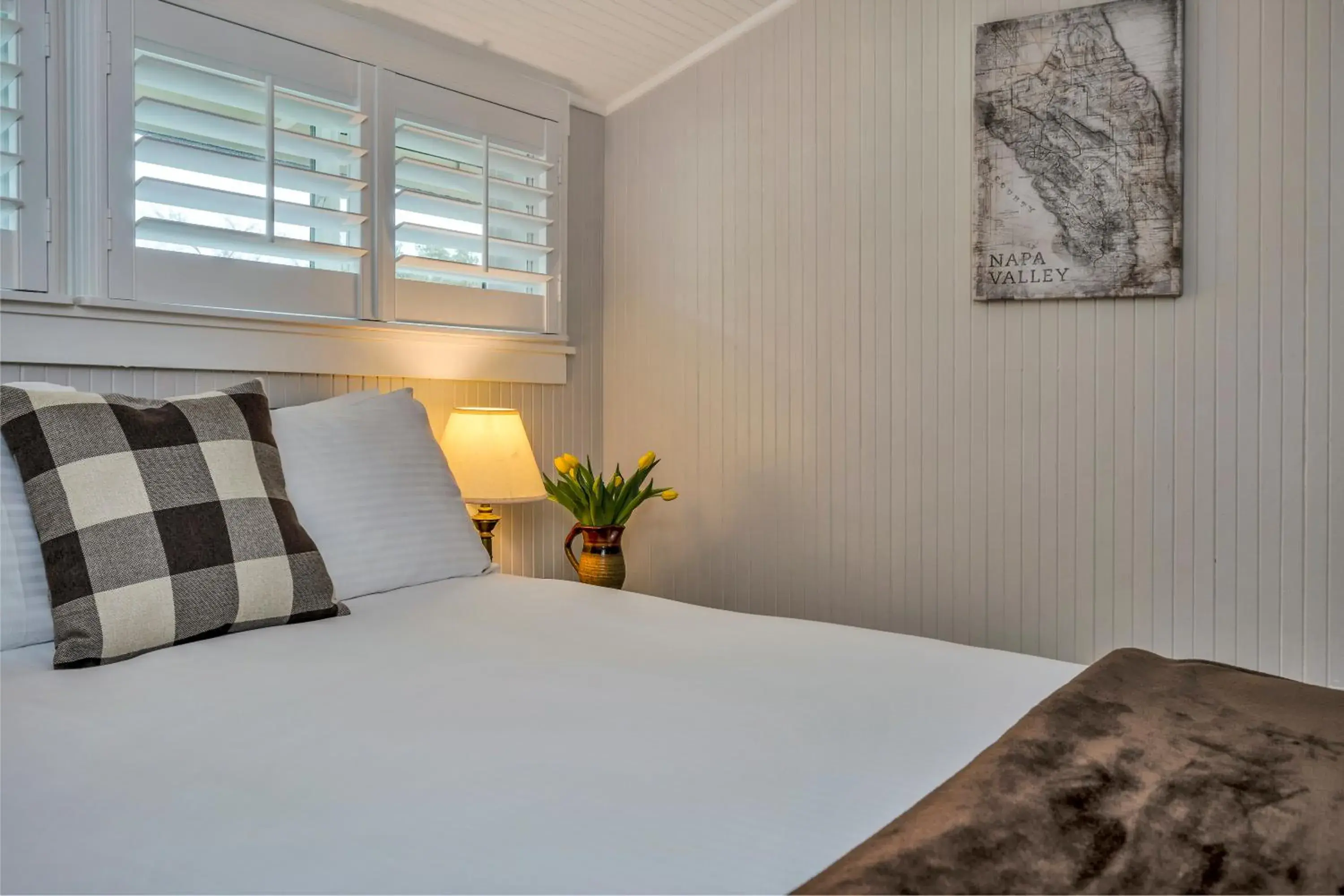 Bed in Calistoga Wine Way Inn Bed in Calistoga Wine Way Inn