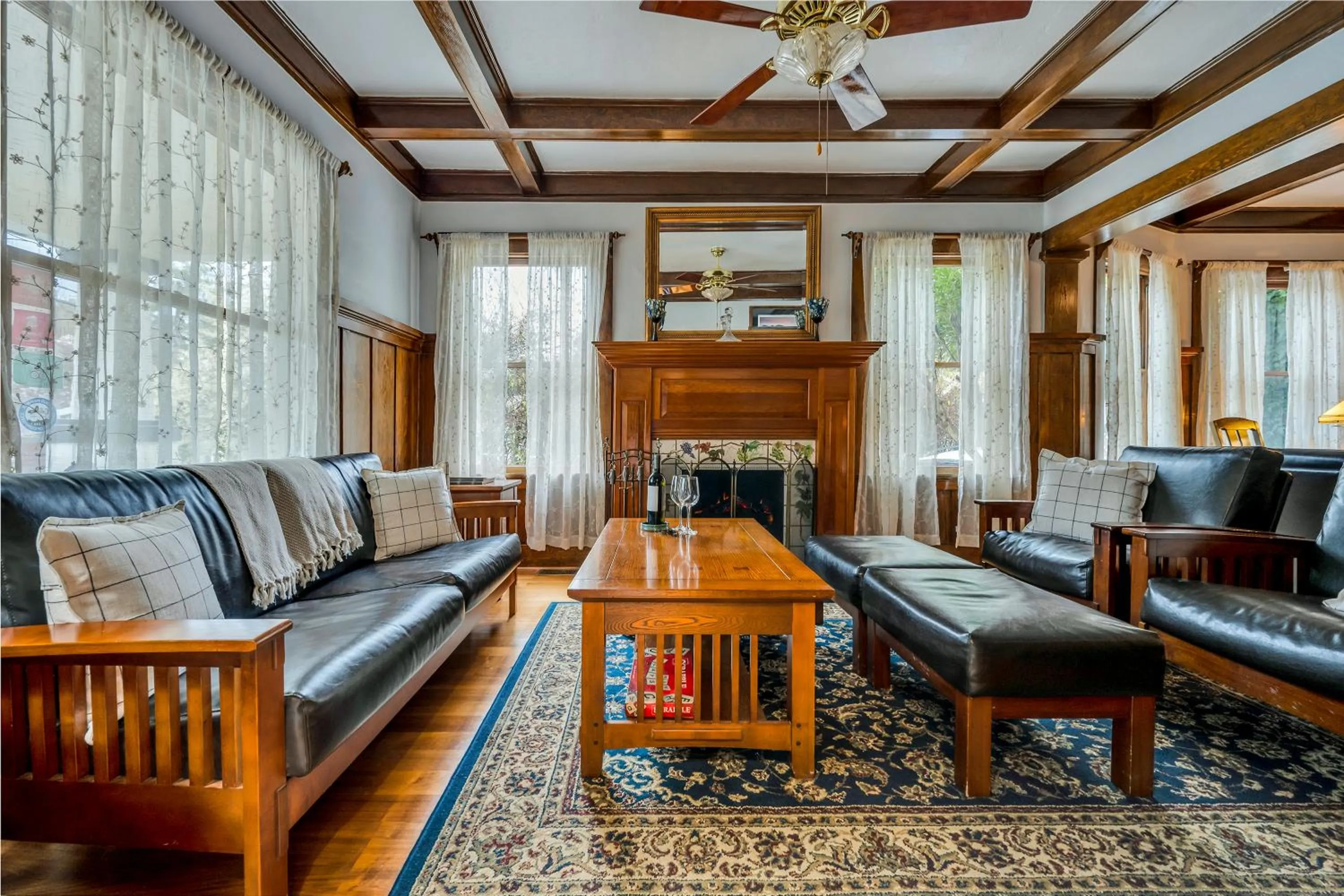 Living room in Calistoga Wine Way Inn
