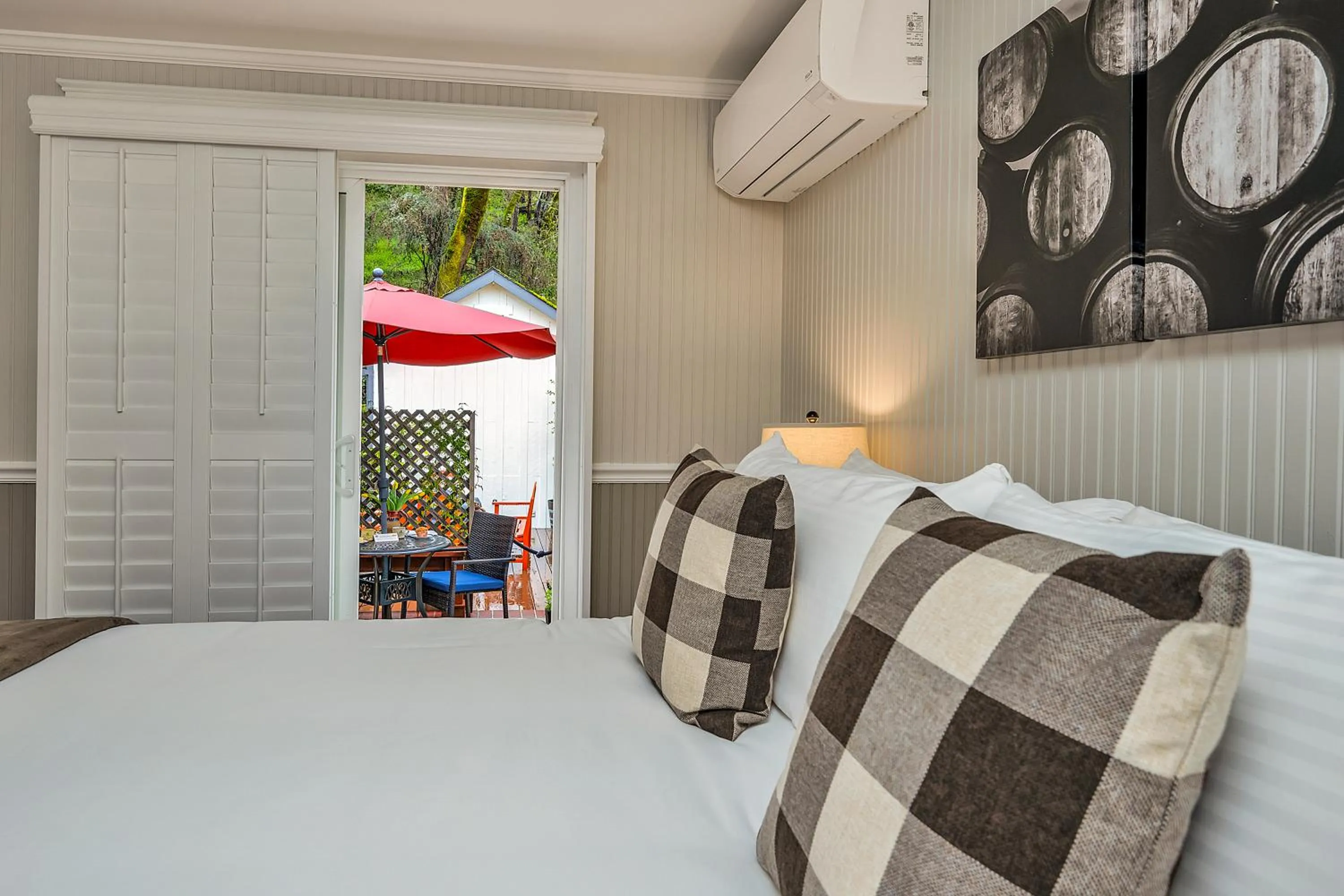 Patio, Bed in Calistoga Wine Way Inn