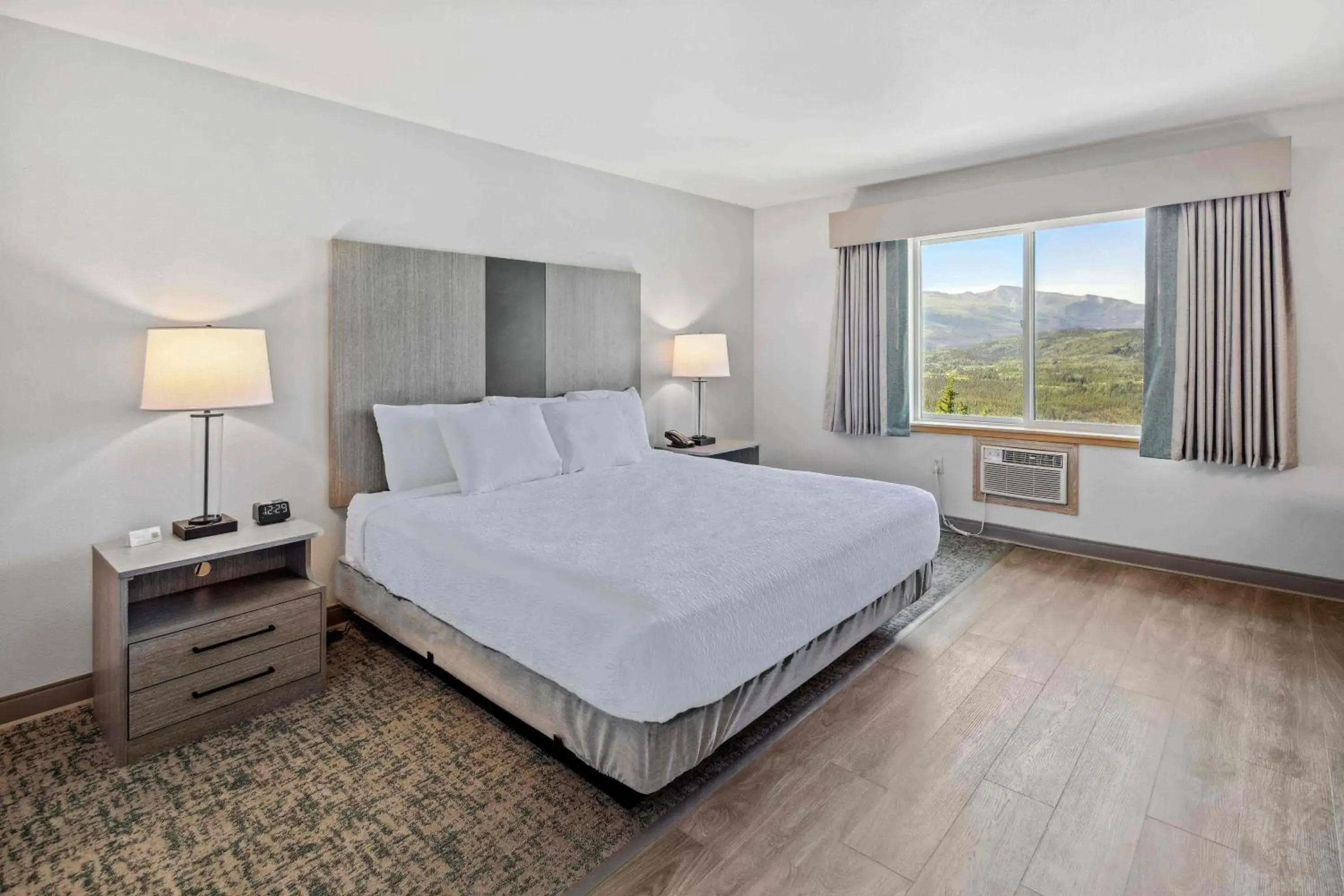 King Room with Canyon View in Grande Denali Lodge King Room with Canyon View in Grande Denali Lodge