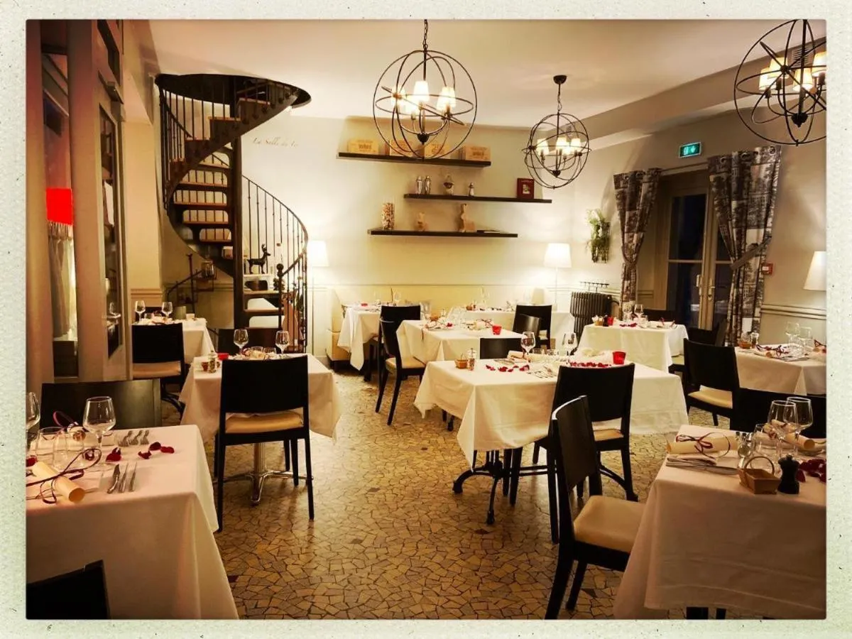 Dining area in Auberge du Chasseur