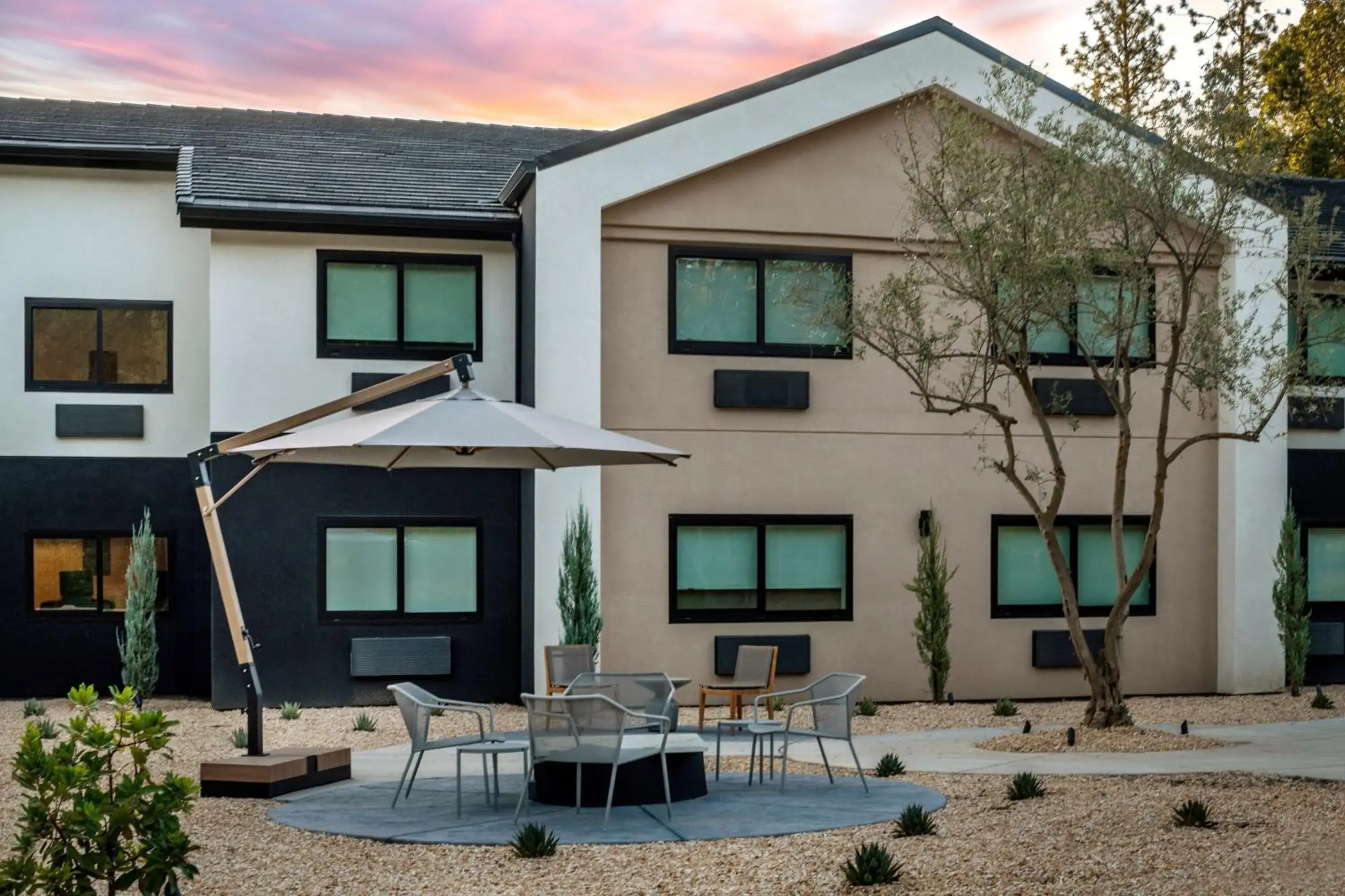 Property building in The Inelle, Oakhurst Yosemite, a Tribute Portfolio Hotel Property building in The Inelle, Oakhurst Yosemite, a Tribute Portfolio Hotel