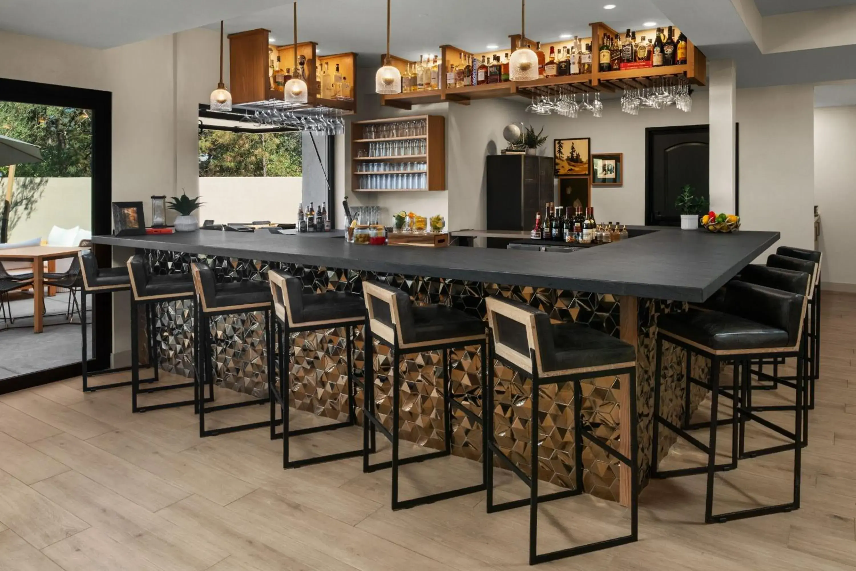 Lounge or bar in The Inelle, Oakhurst Yosemite, a Tribute Portfolio Hotel Lounge or bar in The Inelle, Oakhurst Yosemite, a Tribute Portfolio Hotel