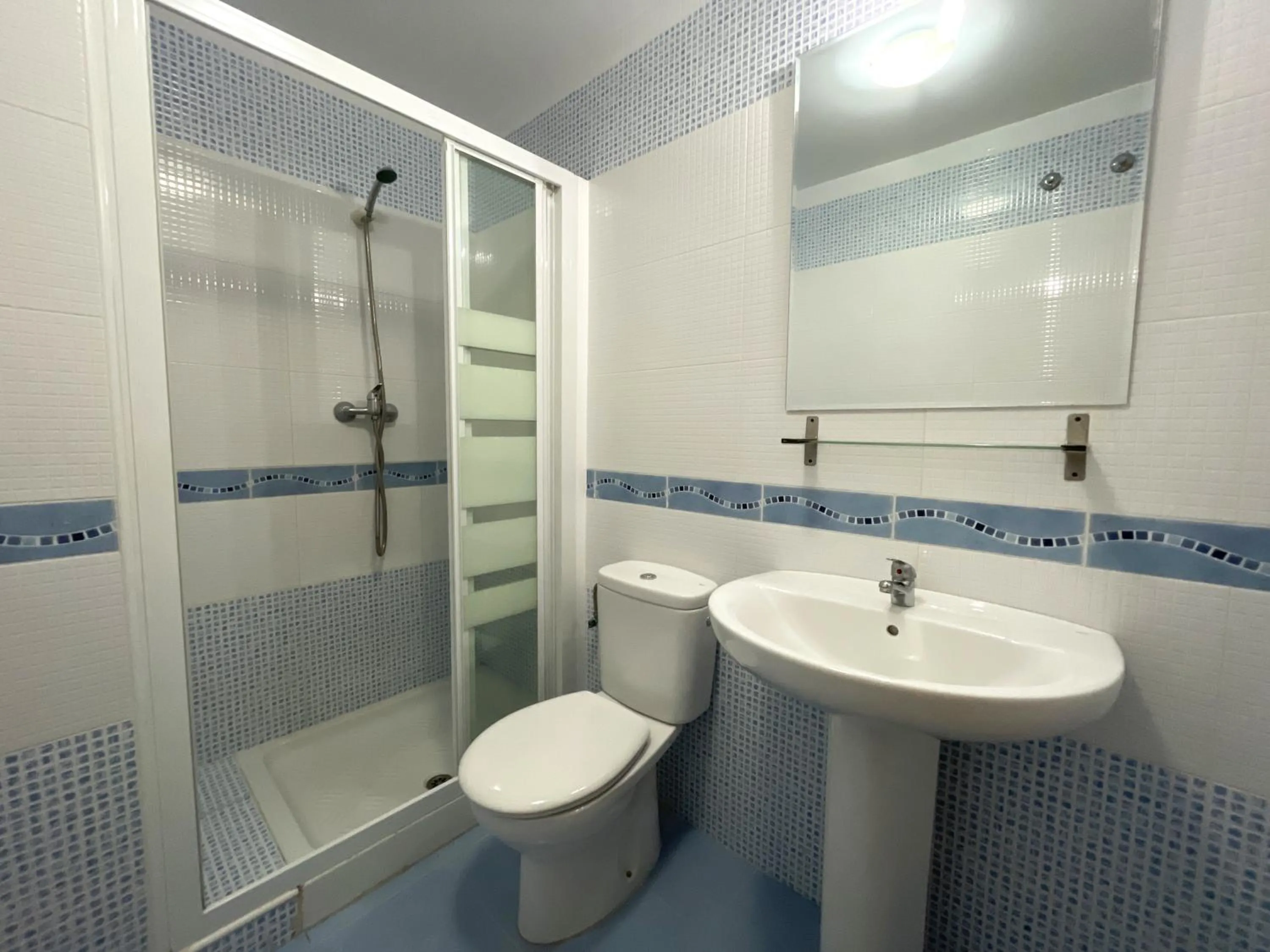 Shower in Apartamentos Neptuno 3000