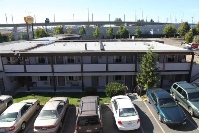 Facade/entrance in Seatac Inn