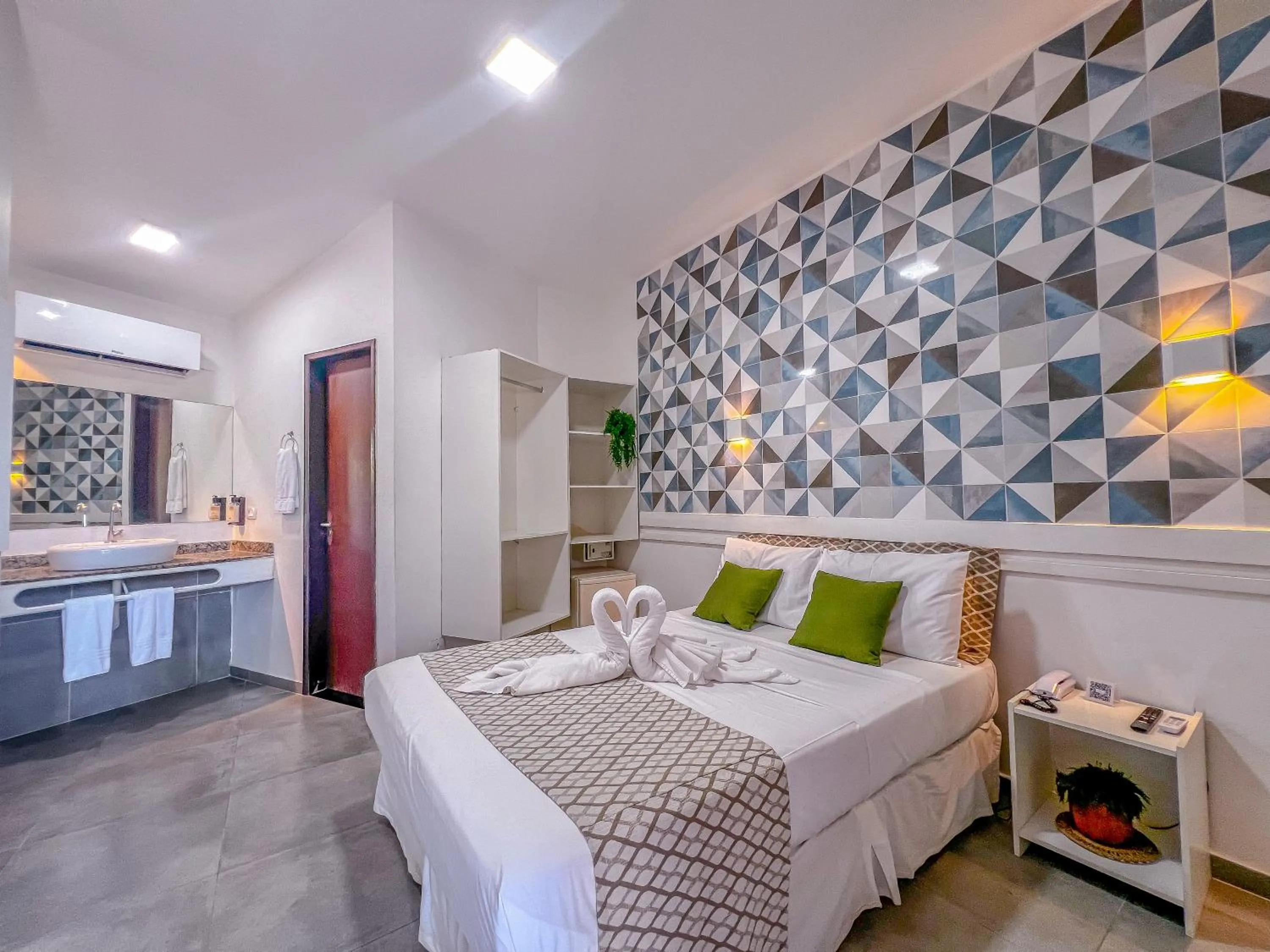 Photo of the whole room, Bed in Pousada Pérola do Porto