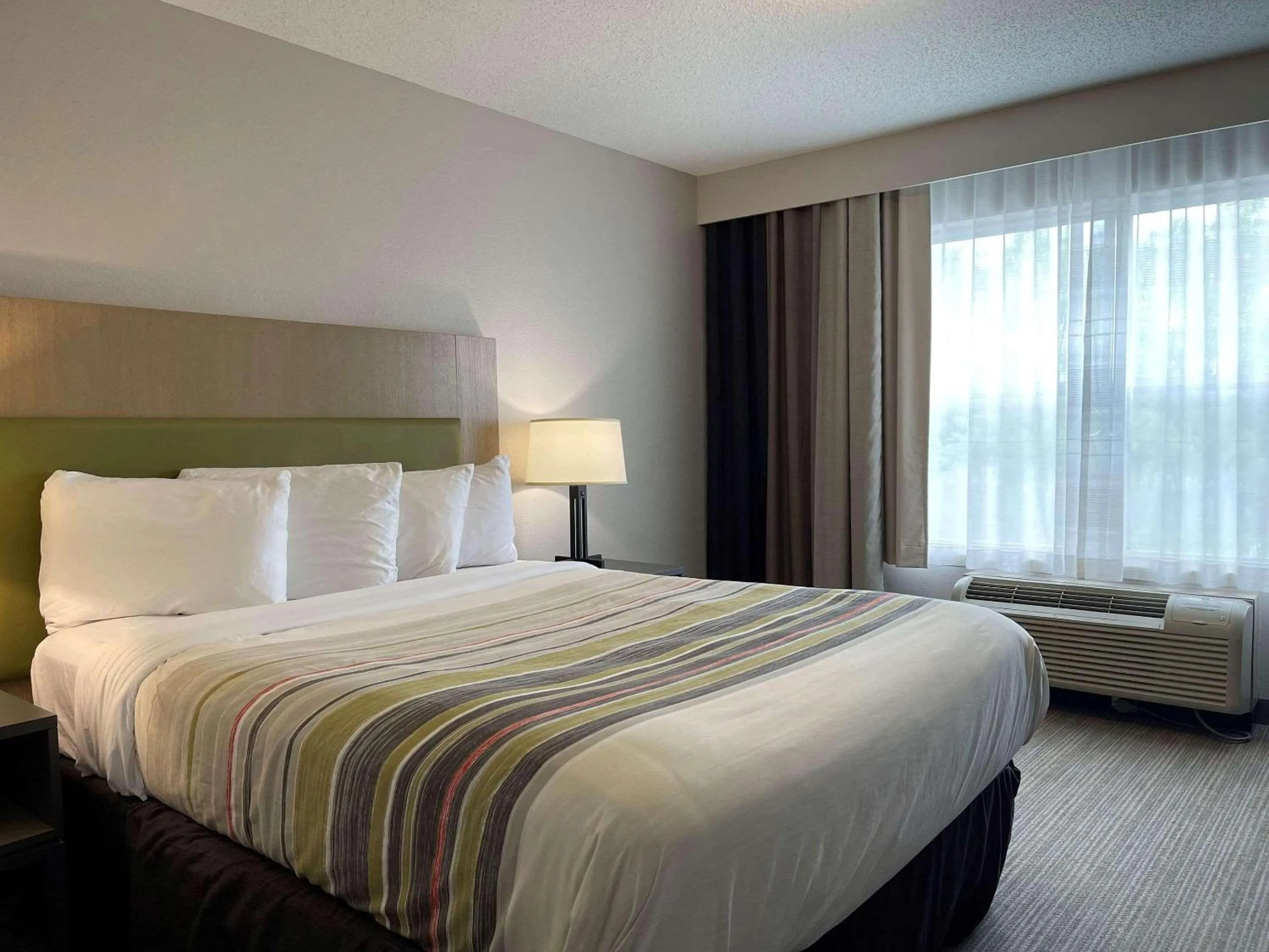 Bedroom, Bed in Country Inn & Suites by Radisson, Brooklyn Park - Brooklyn Center, MN