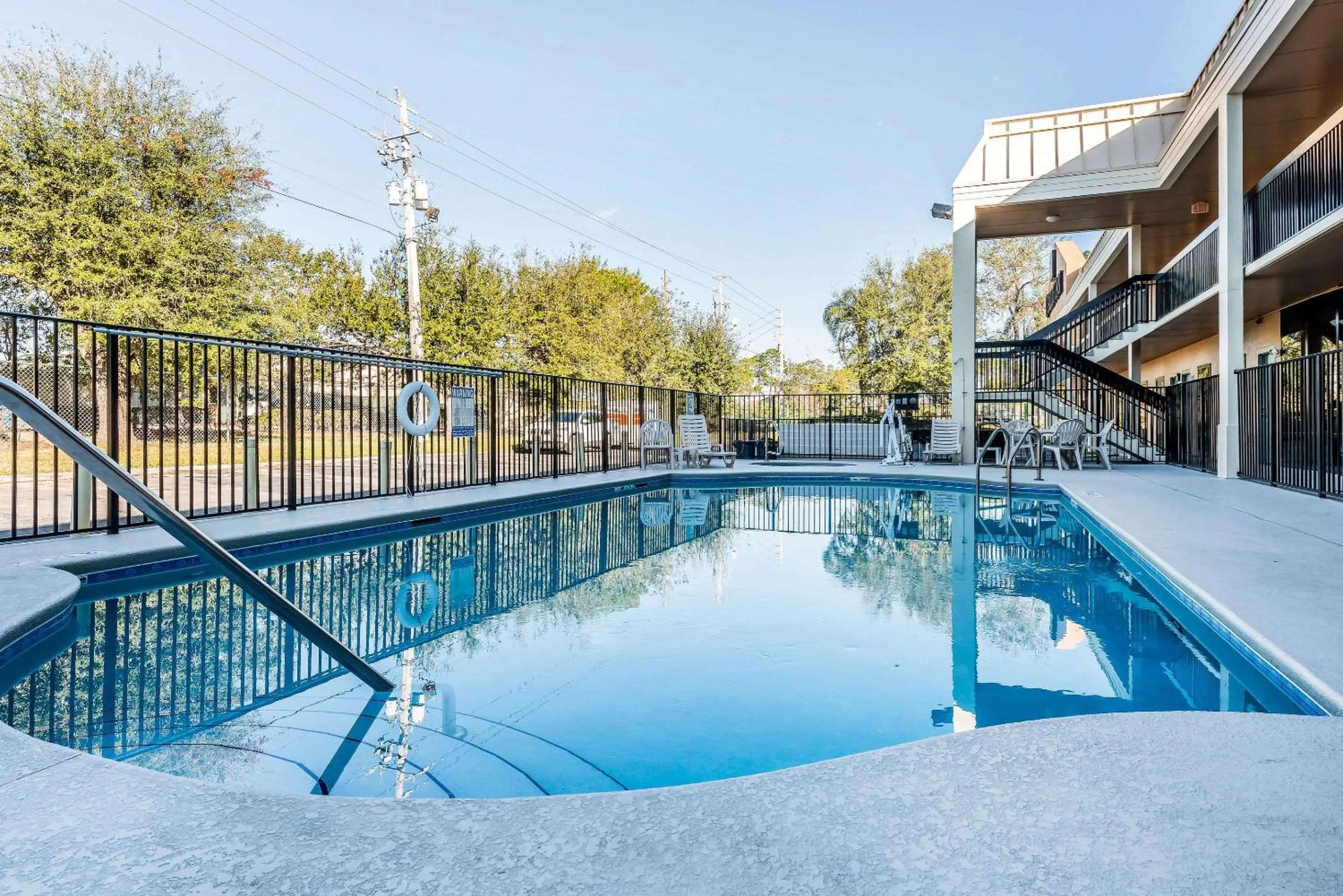 Swimming pool in Quality Inn