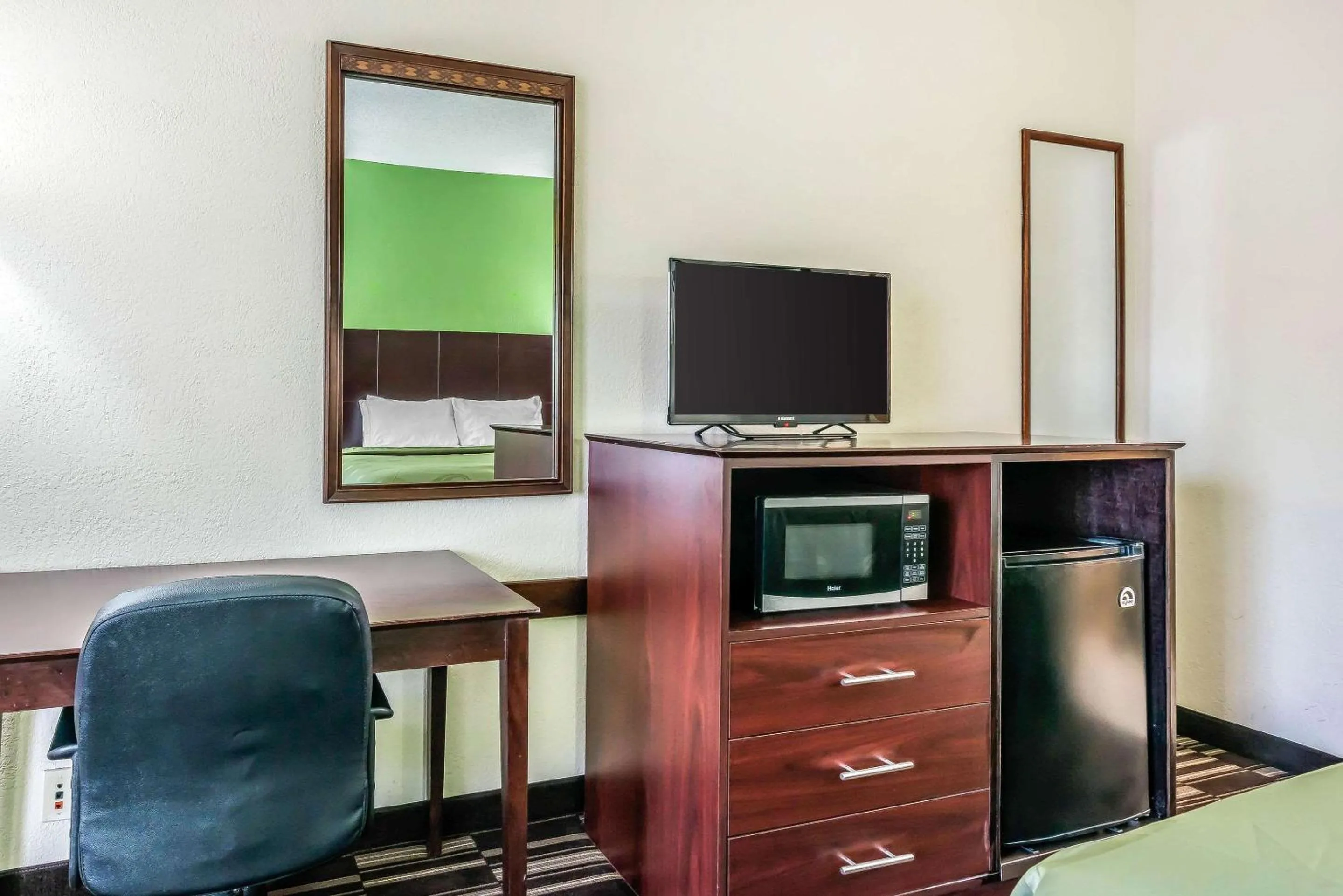 Bedroom in Quality Inn