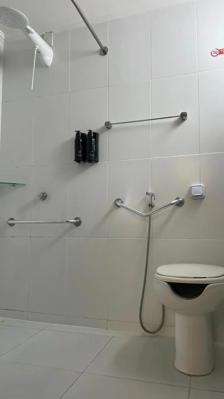 Shower in Hotel Acalanto