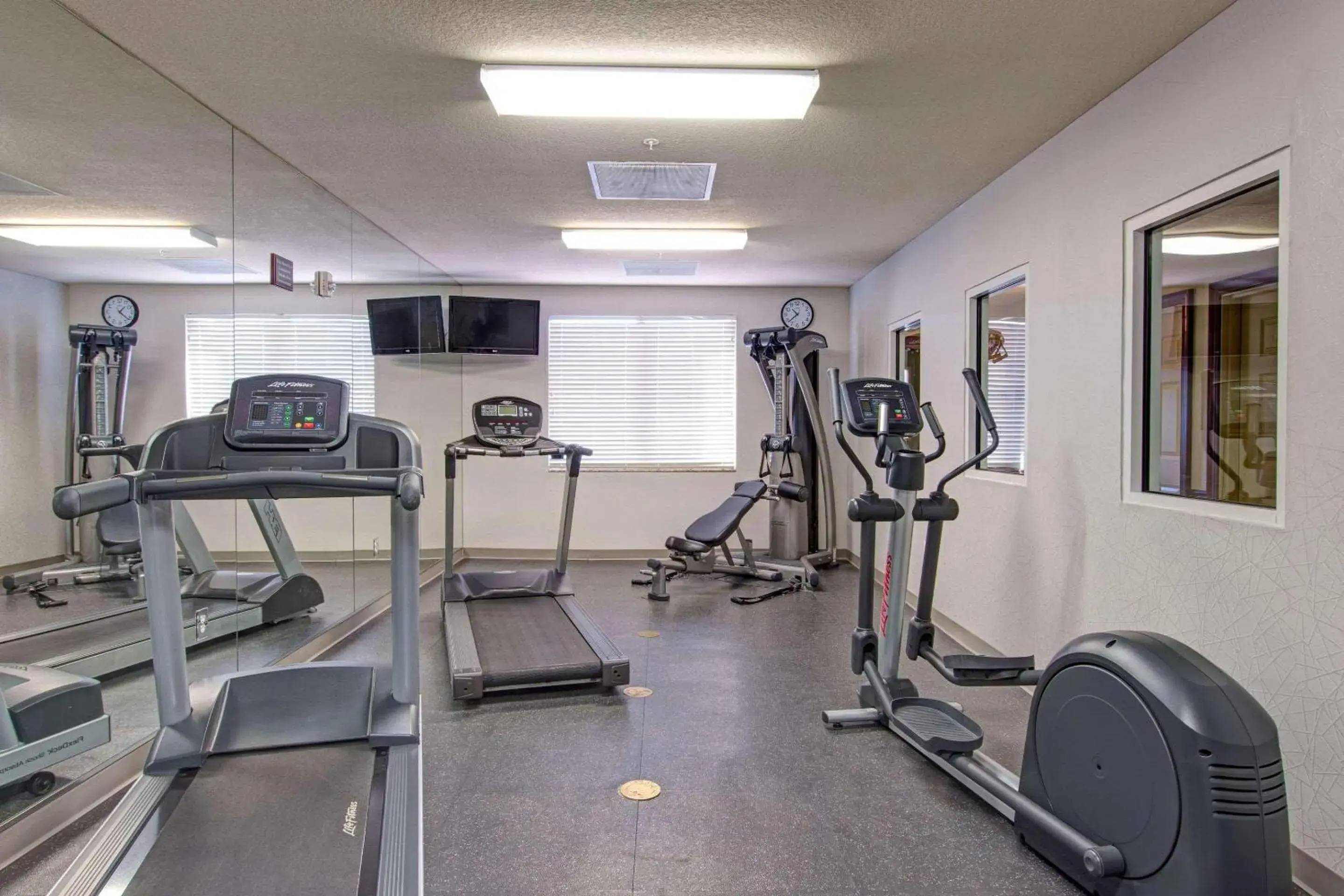Fitness centre/facilities in Country Inn & Suites by Radisson, St Petersburg - Clearwater, FL Fitness centre/facilities in Country Inn & Suites by Radisson, St Petersburg - Clearwater, FL