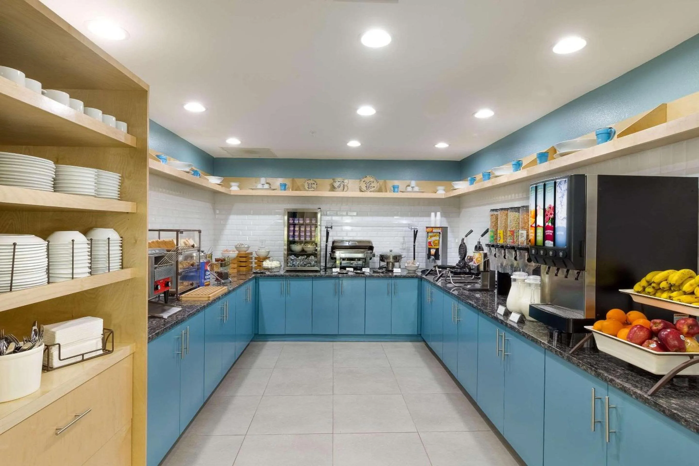 Breakfast in Country Inn & Suites by Radisson, St Petersburg - Clearwater, FL